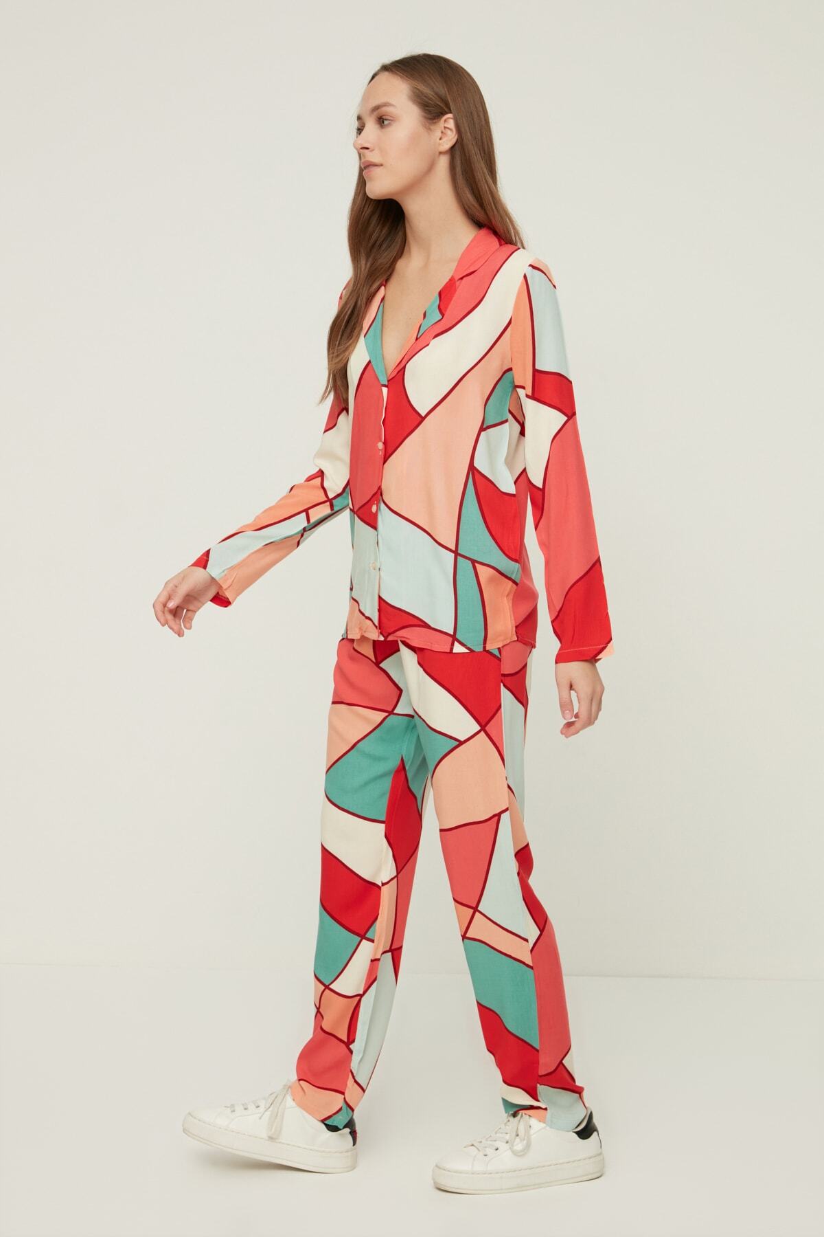 TRENDYOLMİLLA Çok Renkli Geometrik Desenli Viskon Dokuma Pijama Takımı THMAW22PT1264