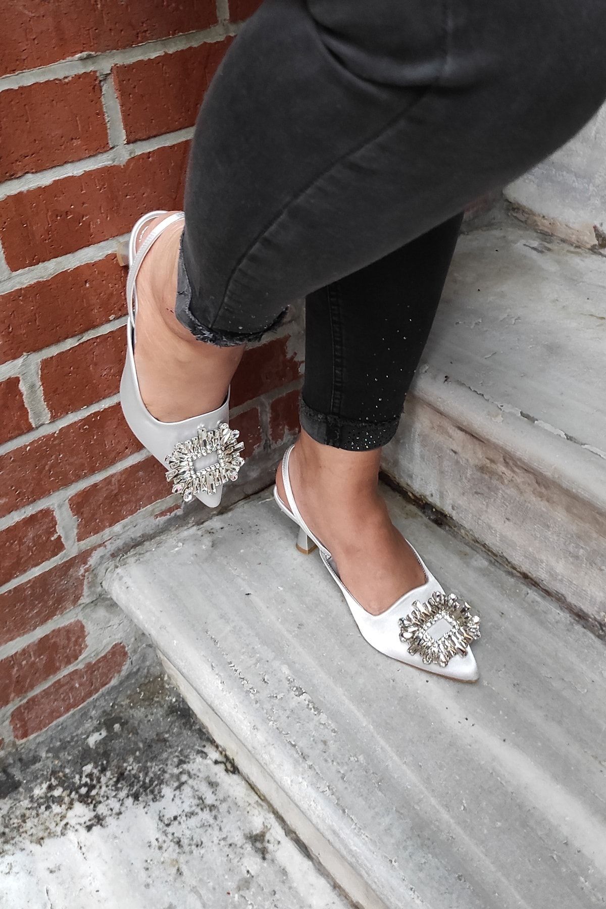 LA CALZATURE Gümüş Saten Topuklu Taşlı Aksesuarlı Arka Atkılı Stiletto 7cm Kadın Ayakkabı
