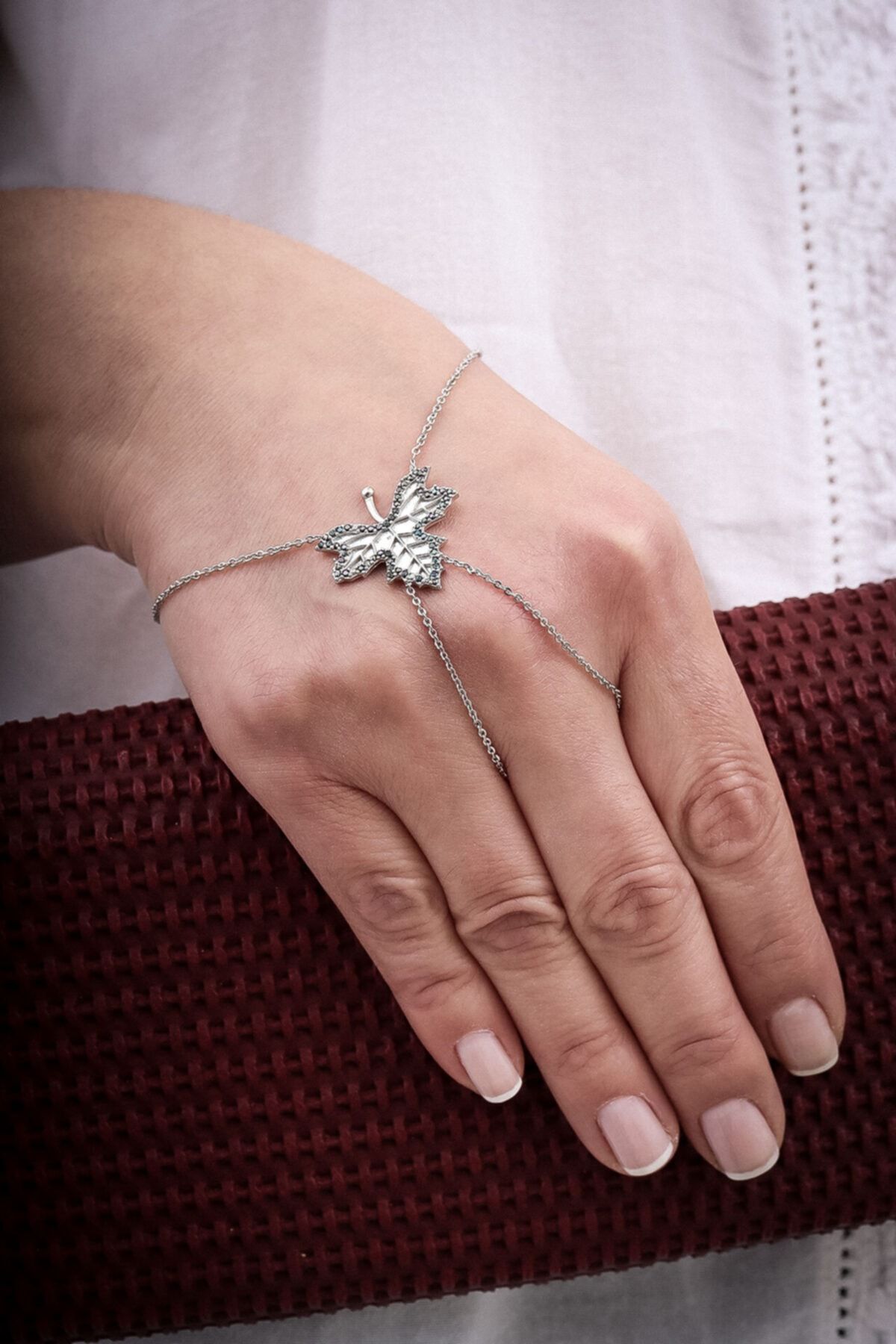 Süspüs Accessories Siyah Zırcon Taşlı Yaprak Model Sılver Şahmeran