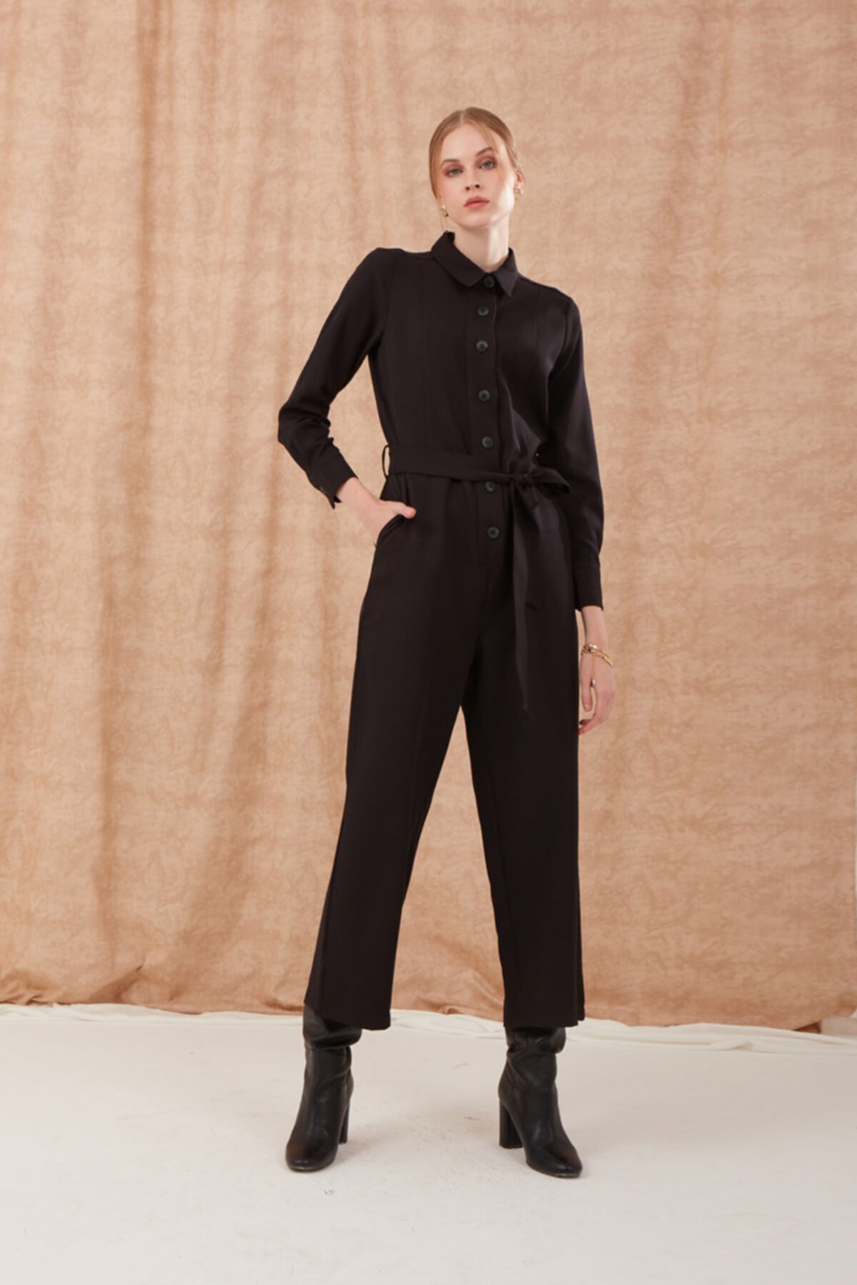 Mizalle Gömlek Yaka Düğmeli Siyah Tulum