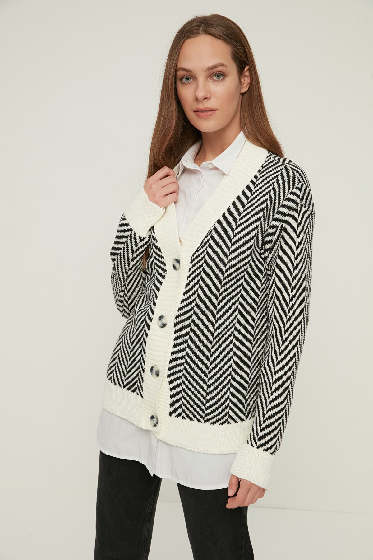 Trendyol Modest Siyah V Yaka Hırka TCTAW22TH0097