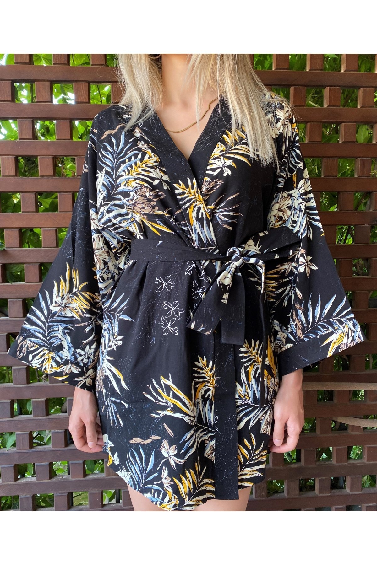 KYLEEN Beijing Model Siyah Kısa Yaprak Ve Çiçek Desenli Kimono
