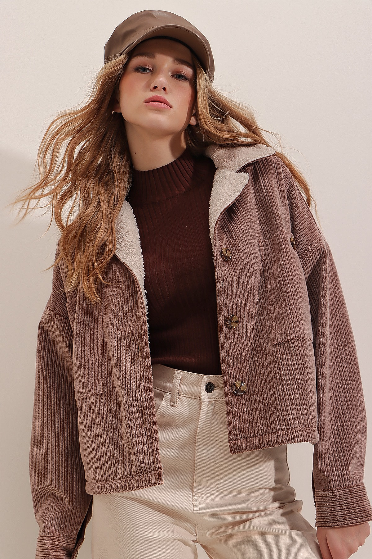 Trend Alaçatı Stili Kadın Kahve İçi Kürklü Cepli Kadife Crop Mont ALC-X7575