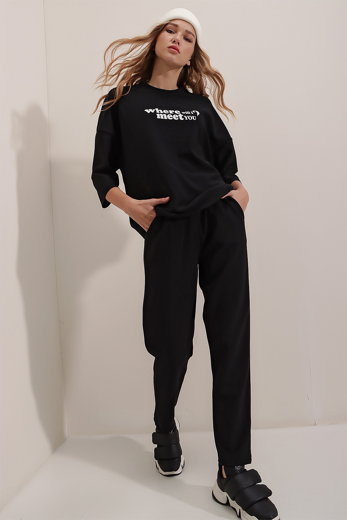 Trend Alaçatı Stili Kadın Siyah Bisiklet Yaka Truvakar Kol Önü Yazı Baskılı Oversize Casual Alt Üst Takım ALC-X7362