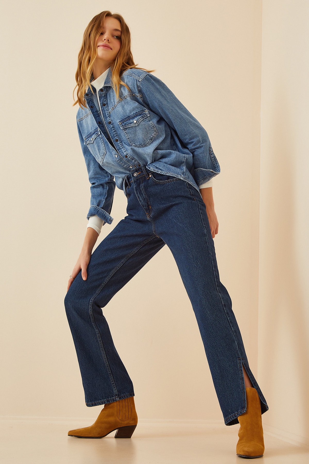 Happiness İst. Kadın Orta Mavi Yırtmaç Detaylı Yüksek Bel Mom Jeans OK00004