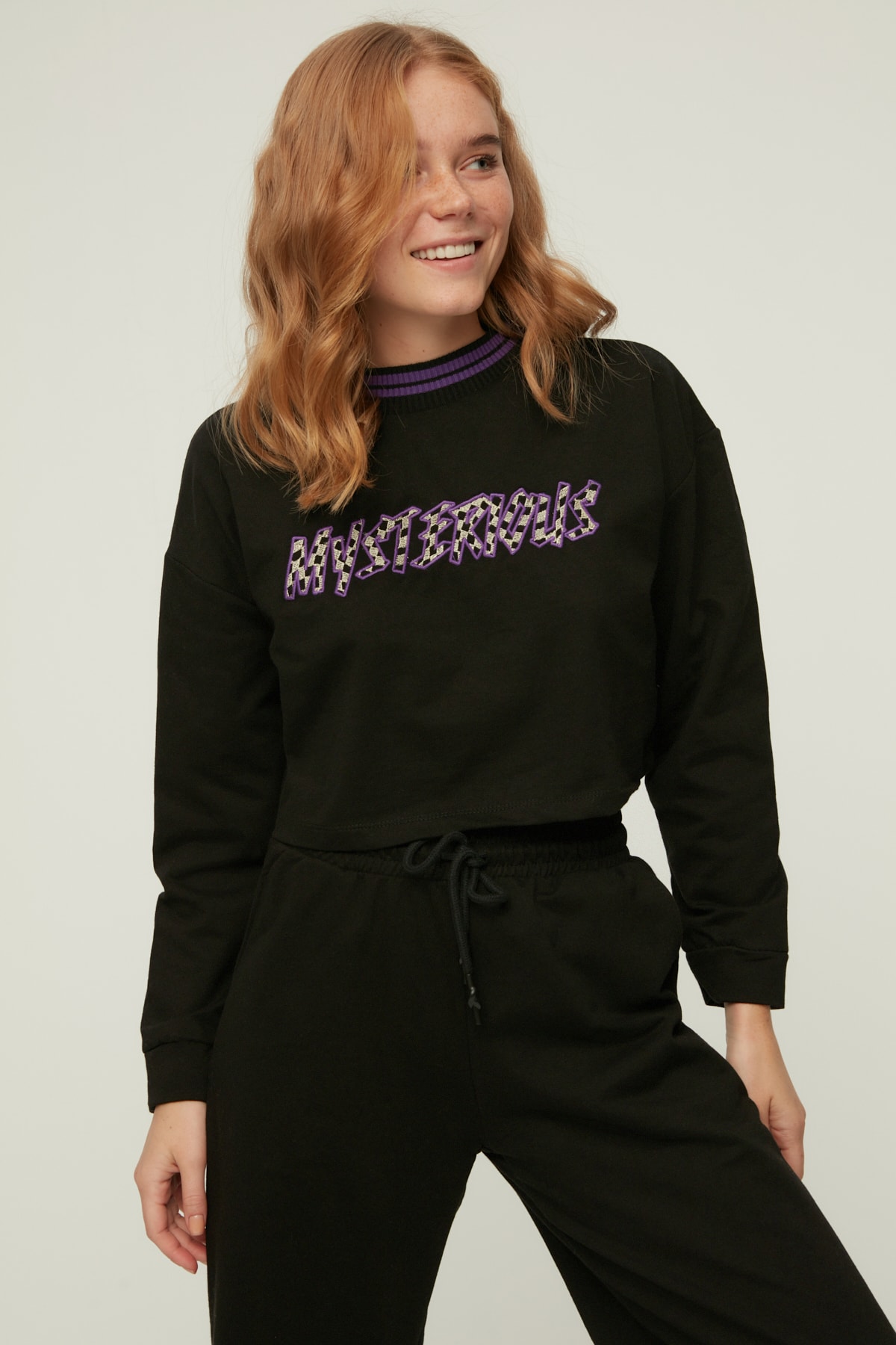 TRENDYOLMİLLA Siyah Crop İnce Örme Eşofman Takımı TWOAW22EM0116