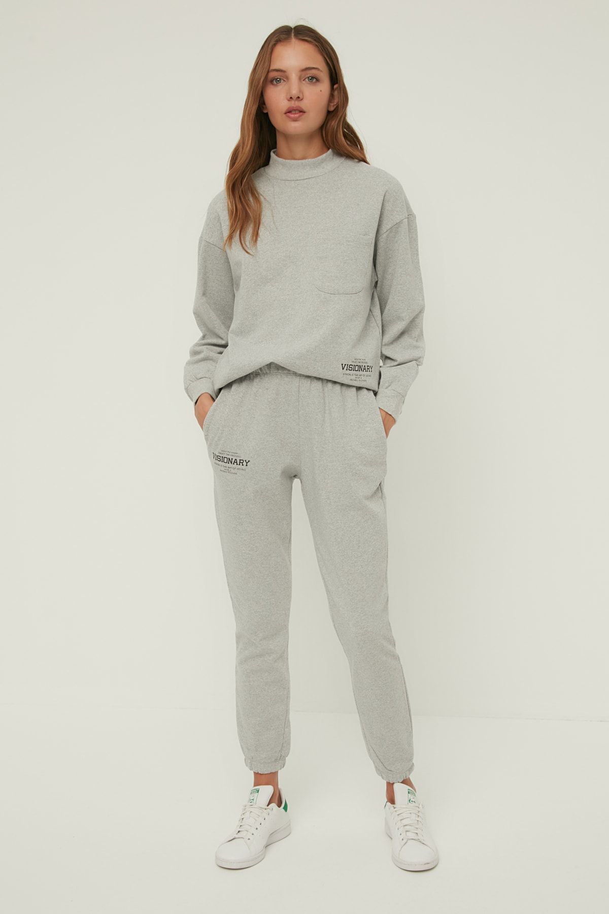 TRENDYOLMİLLA Gri Basic Jogger Baskılı Şardonlu Örme Eşofman Altı TWOAW22EA0565