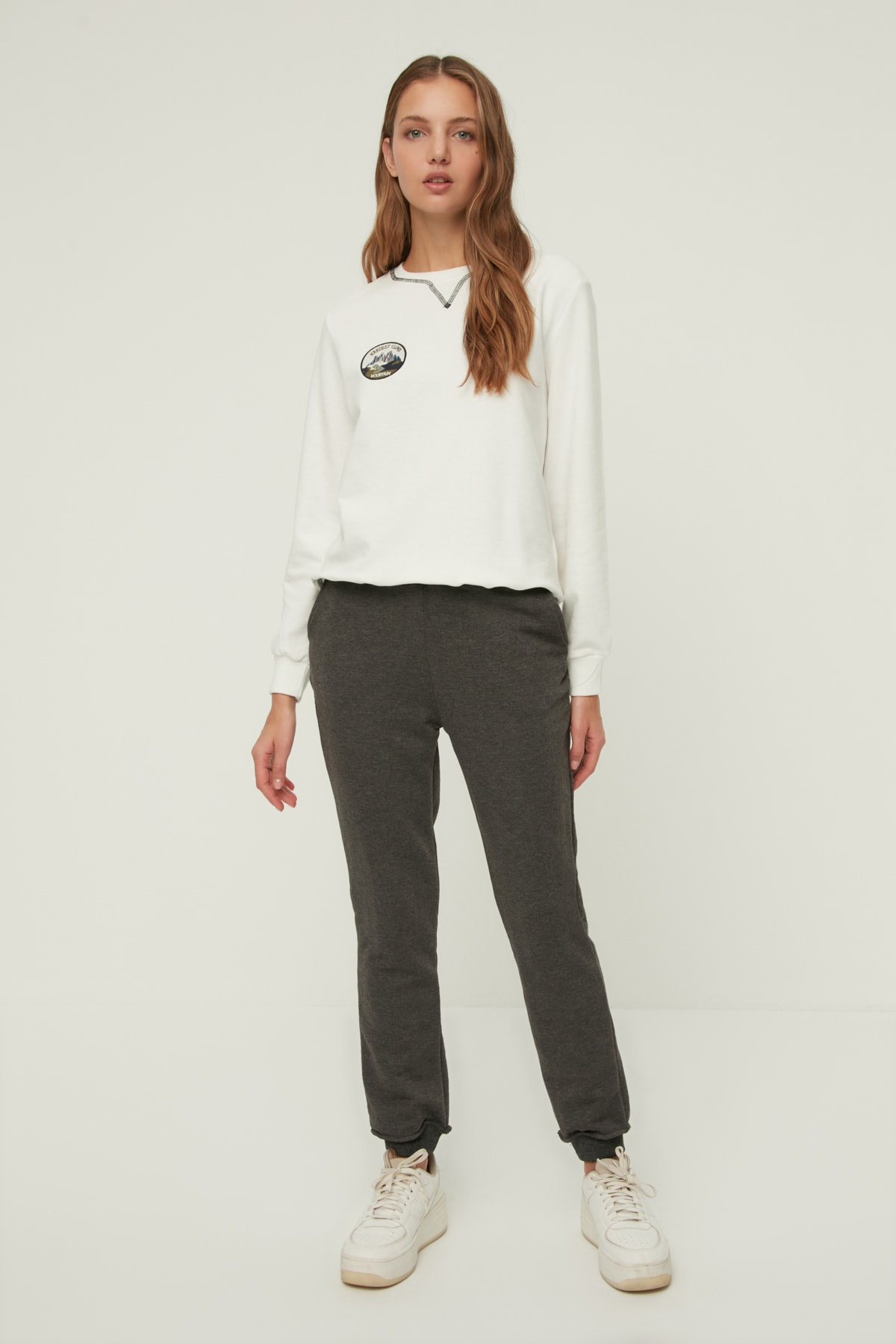 TRENDYOLMİLLA Antrasit Dikiş Detaylı Basic Jogger Örme İnce Eşofman Altı TWOAW22EA0750