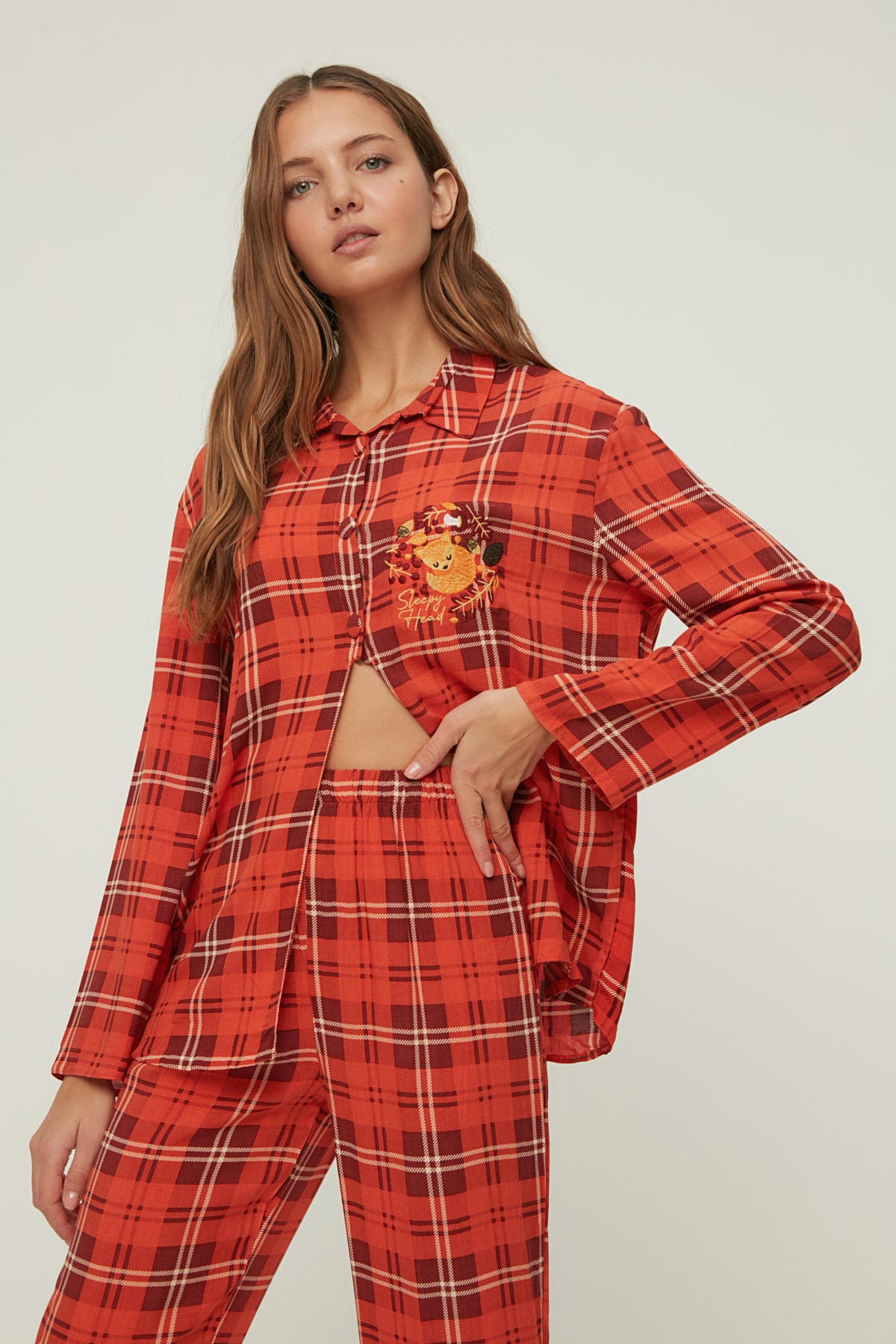 TRENDYOLMİLLA Çok Renkli Ekoseli Yılbaşı Temalı Viskon Dokuma Pijama Takımı THMAW22PT1328