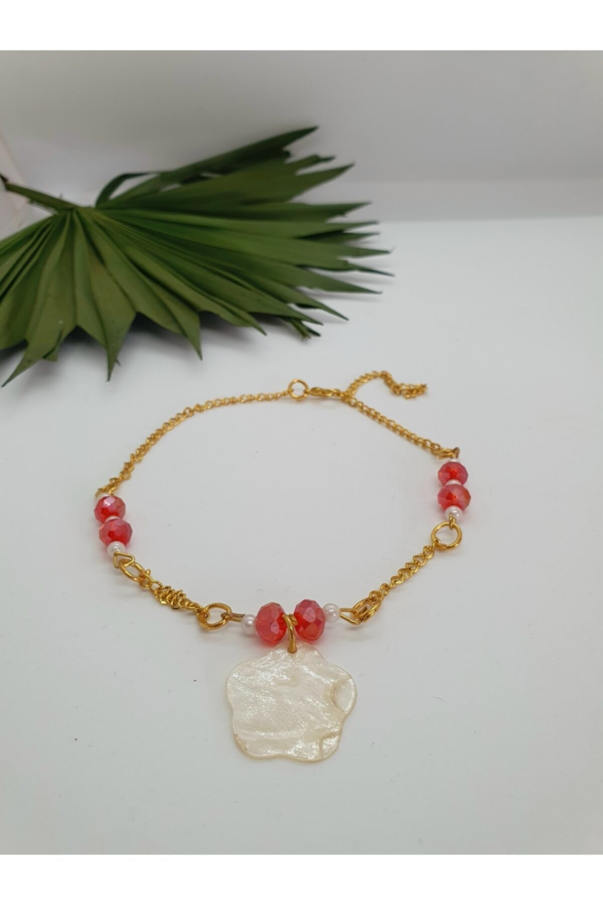 Loyal Friend Store Sedefli Kırmızı Boncuklu Kedi Kolyesi
