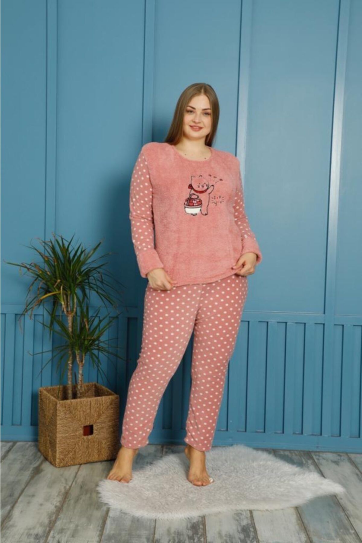Temporium Kadın Pudra Büyük Beden For You Nakışlı Puantiyeli Uzun Kollu Polar Peluş Pijama Takımı