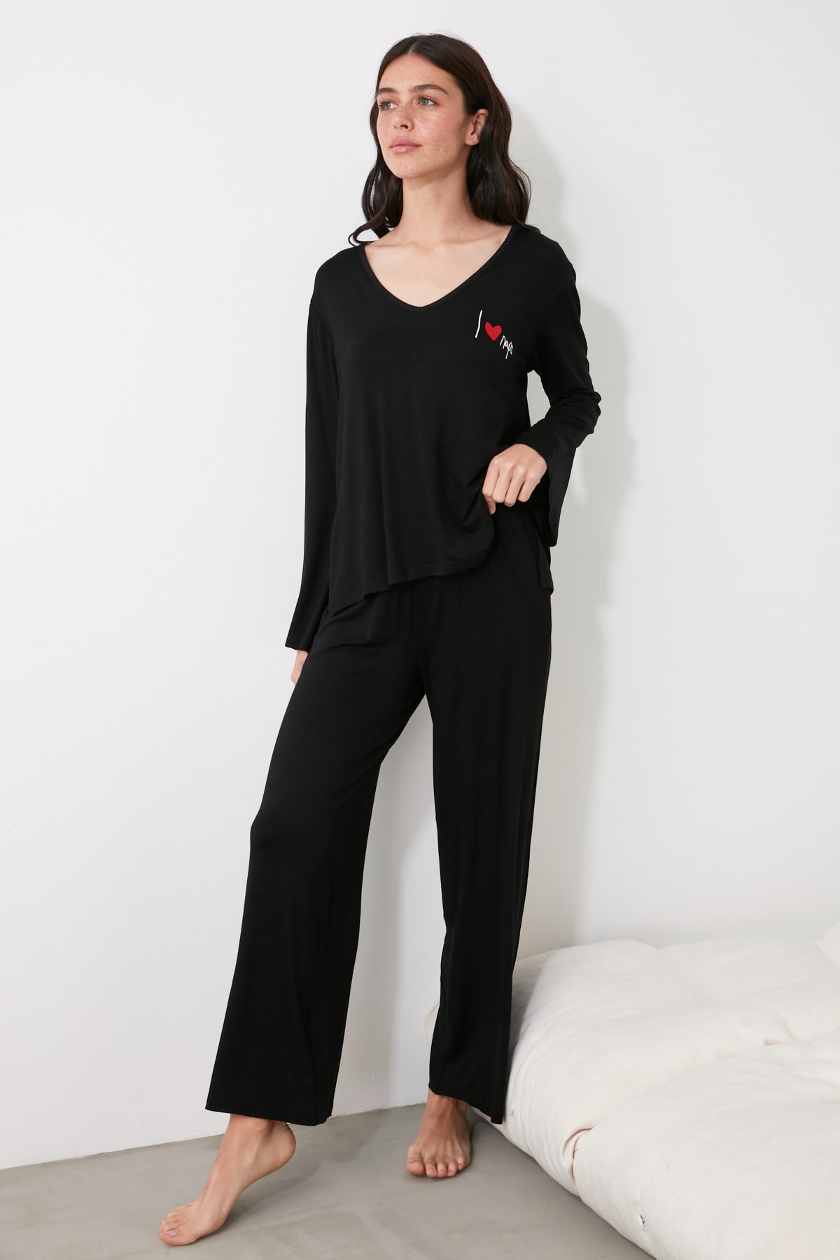 TRENDYOLMİLLA Siyah V Yaka Örme Pijama Takımı THMAW21PT0061