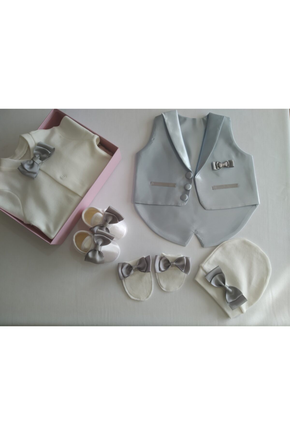 moms and babies HEDİYE KUTULU ERKEK BEBEK YELEKLİ SMOKİN TAKIMI