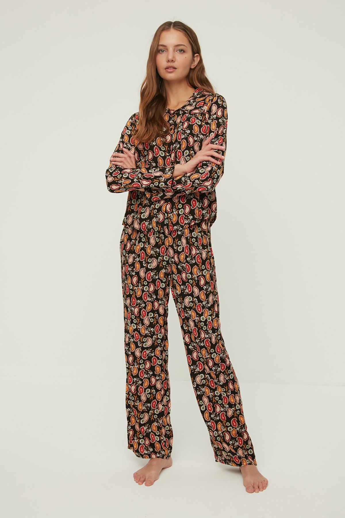TRENDYOLMİLLA Siyah-Çok Renkli Desenli Viskon Dokuma Pijama Takımı THMAW22PT1271