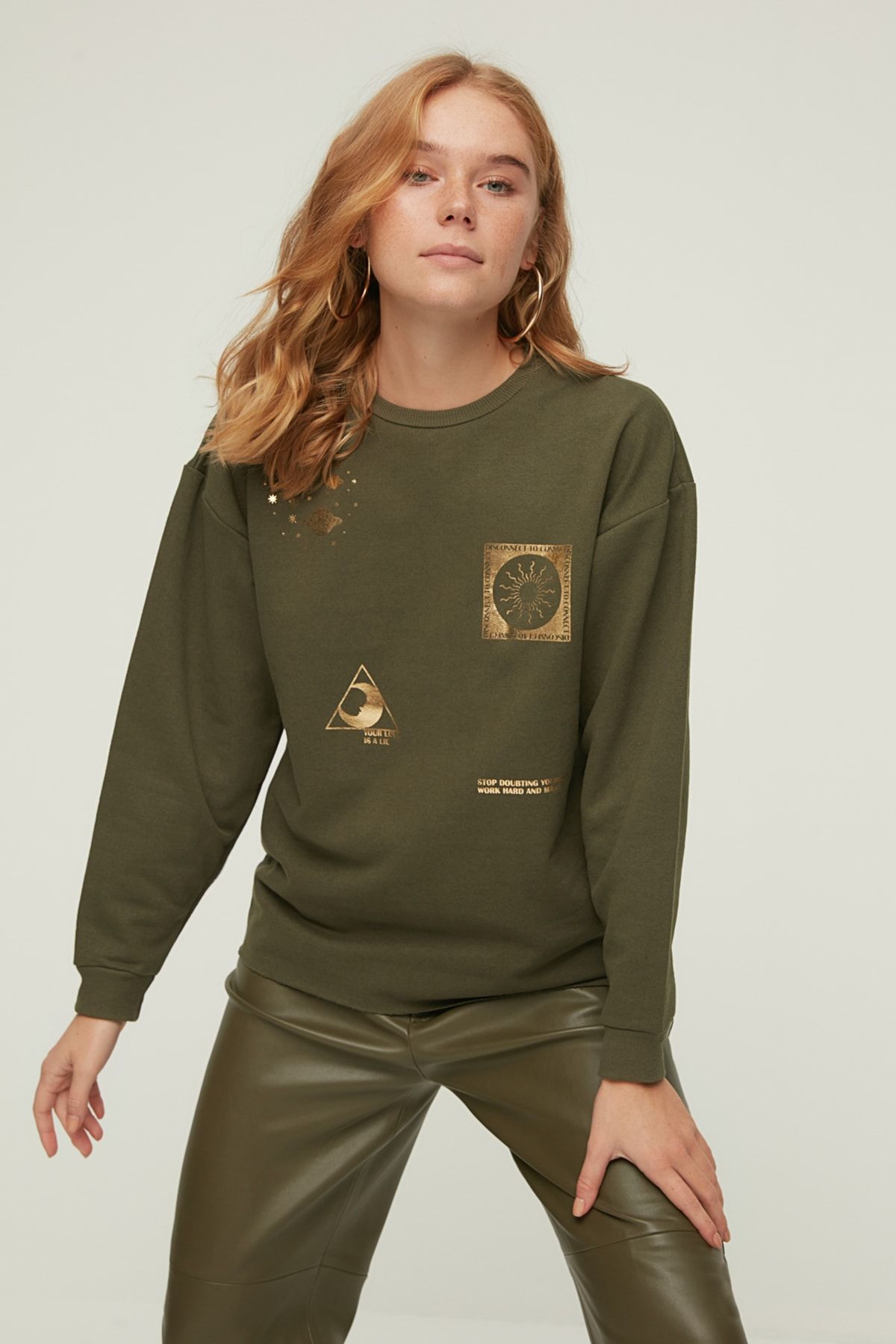 TRENDYOLMİLLA Haki Baskılı Loose İnce Örme Sweatshirt TWOAW22SW2412