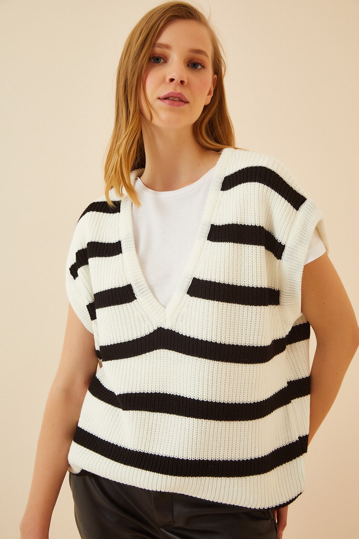 Happiness İst. Kadın Beyaz Siyah Çizgili V Yaka Oversize Triko Süveter  US00803
