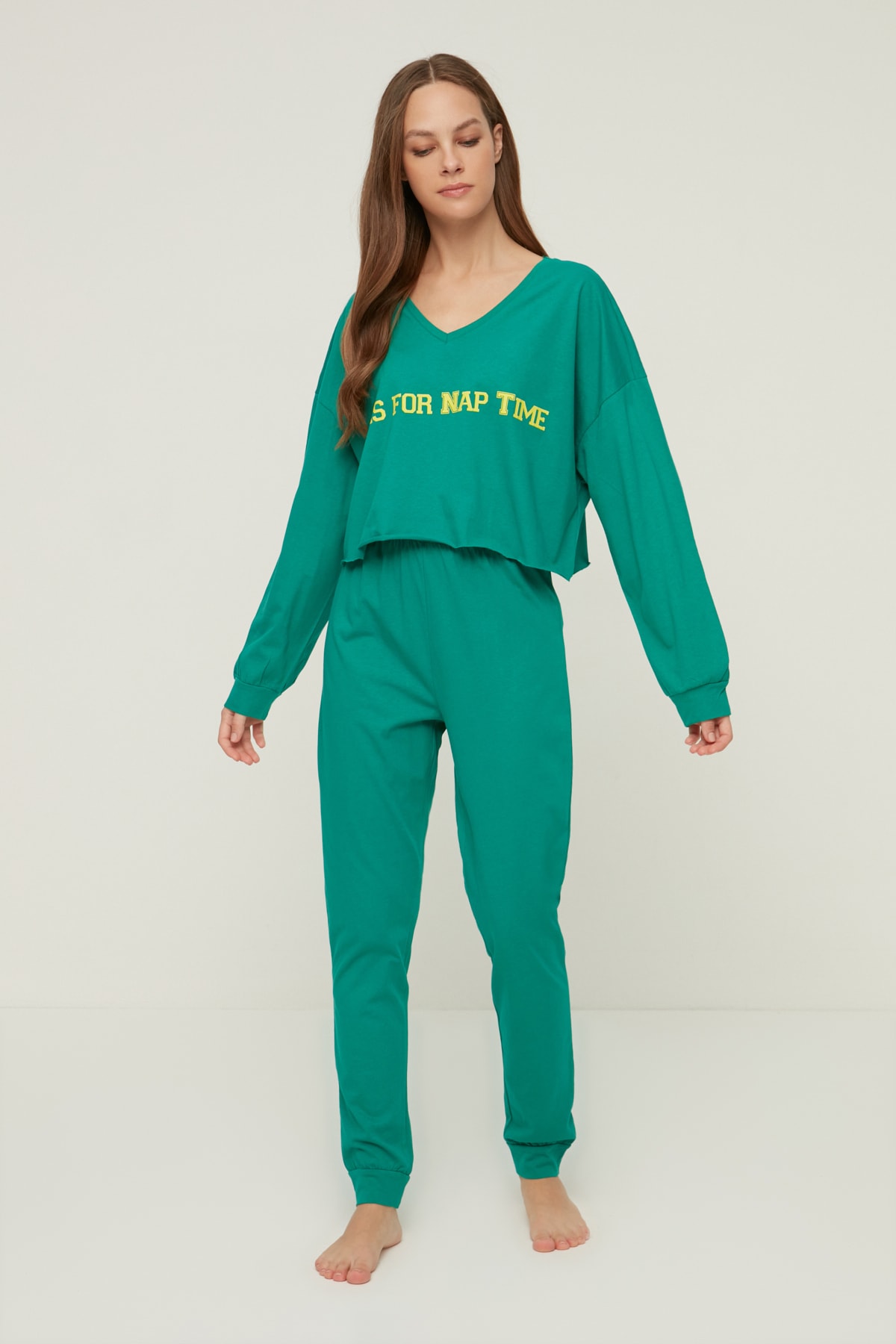 TRENDYOLMİLLA Yeşil Slogan Baskılı Örme Pijama Takımı THMAW22PT1457