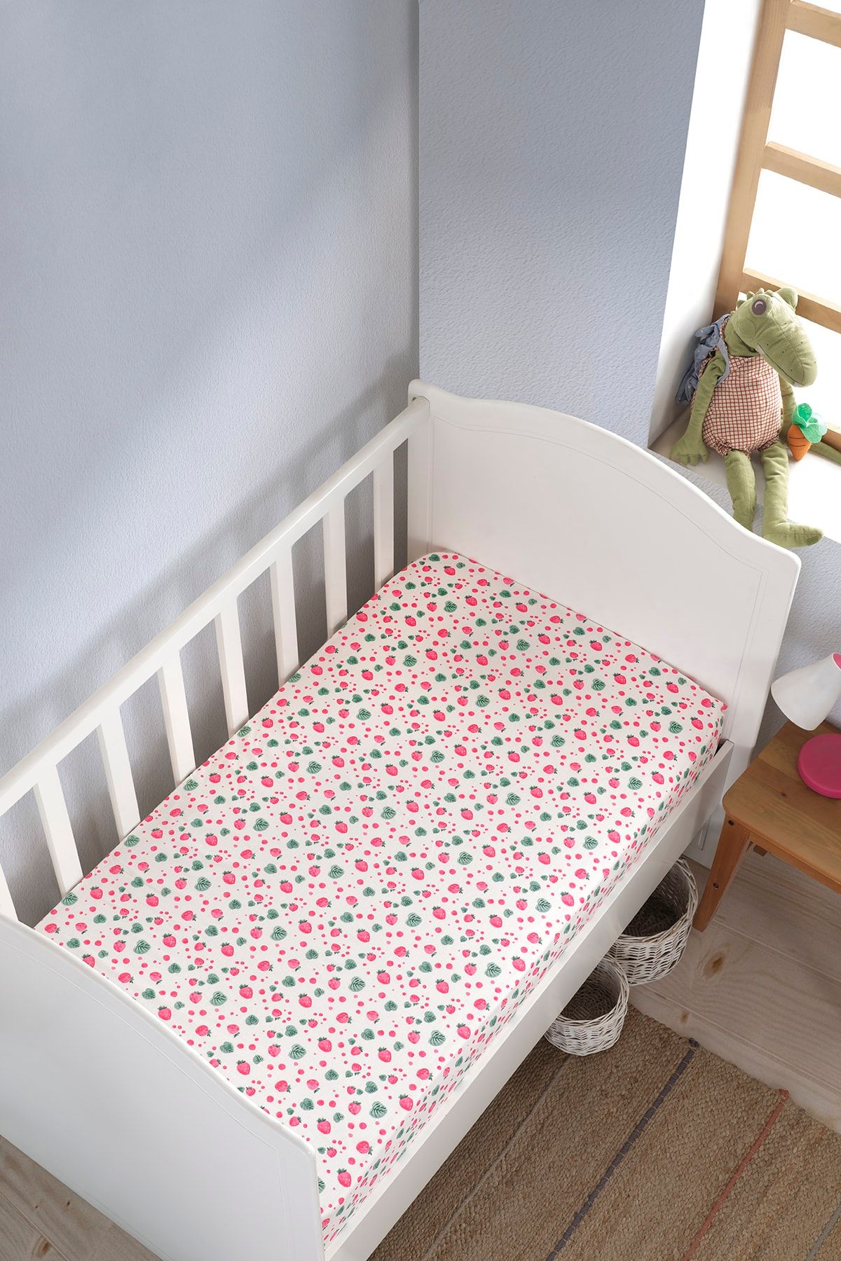 LADYNİL 70x140 Lastikli Bebek Çarşafı Ranforce Çilek %100 Pamuk Anti Alerjik