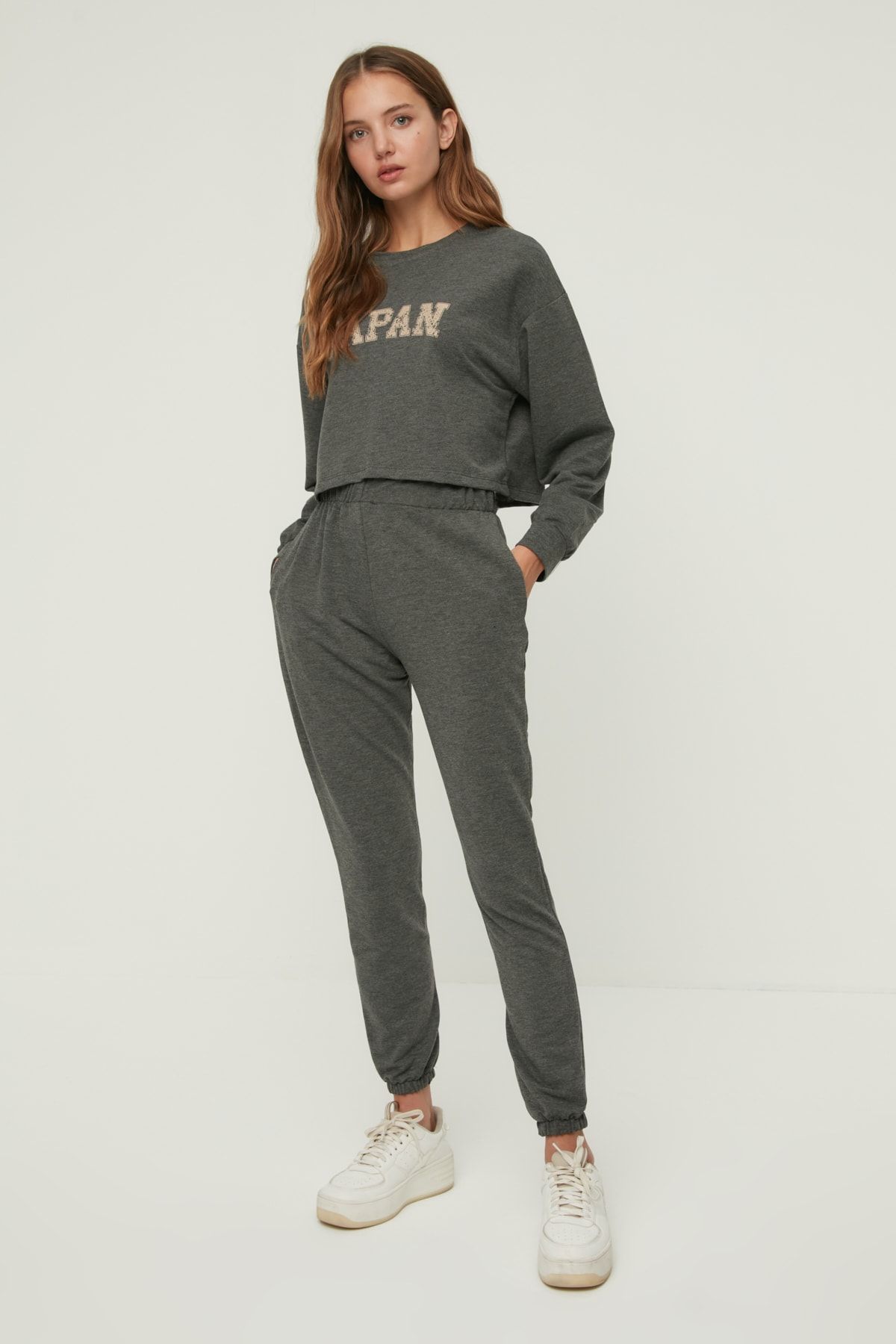 TRENDYOLMİLLA Antrasit Baskılı Crop ve Basic Jogger İnce Örme Eşofman Takımı TWOAW22EM0142