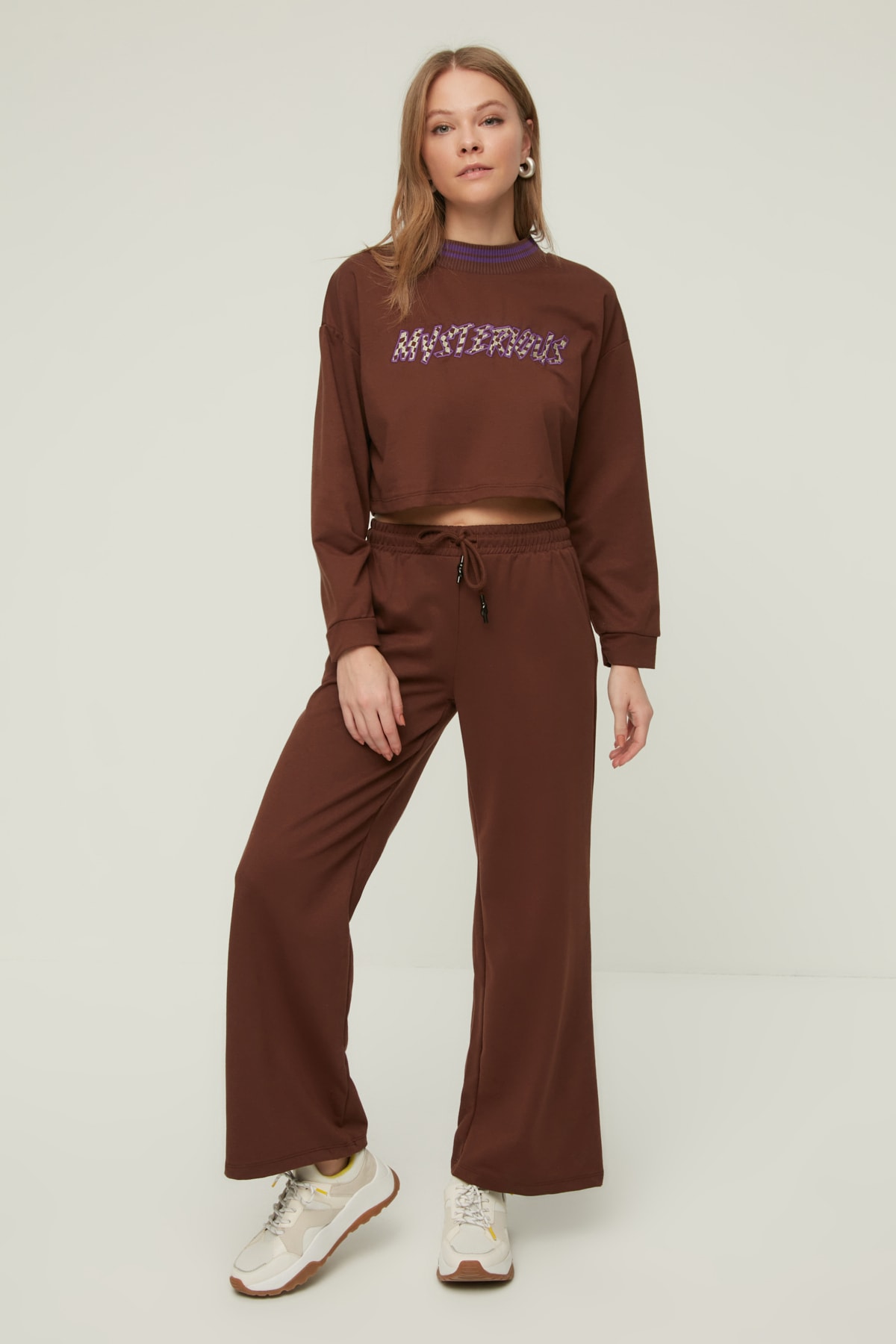 TRENDYOLMİLLA Kahverengi Crop Örme Eşofman Takımı TWOAW22EM0116