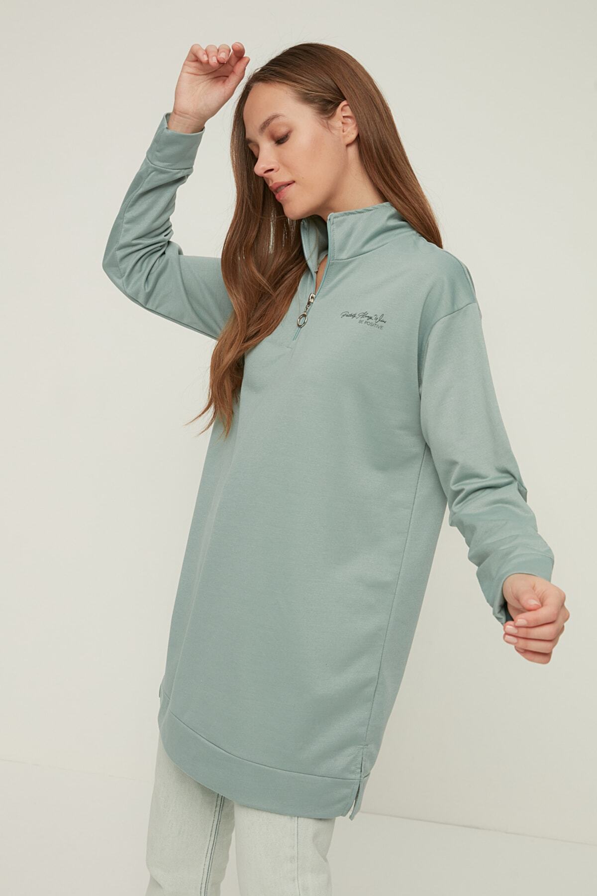 Trendyol Modest Yeşil Yakası Fermuarlı Nakış Detaylı Örme Sweatshirt TCTAW22TW0255