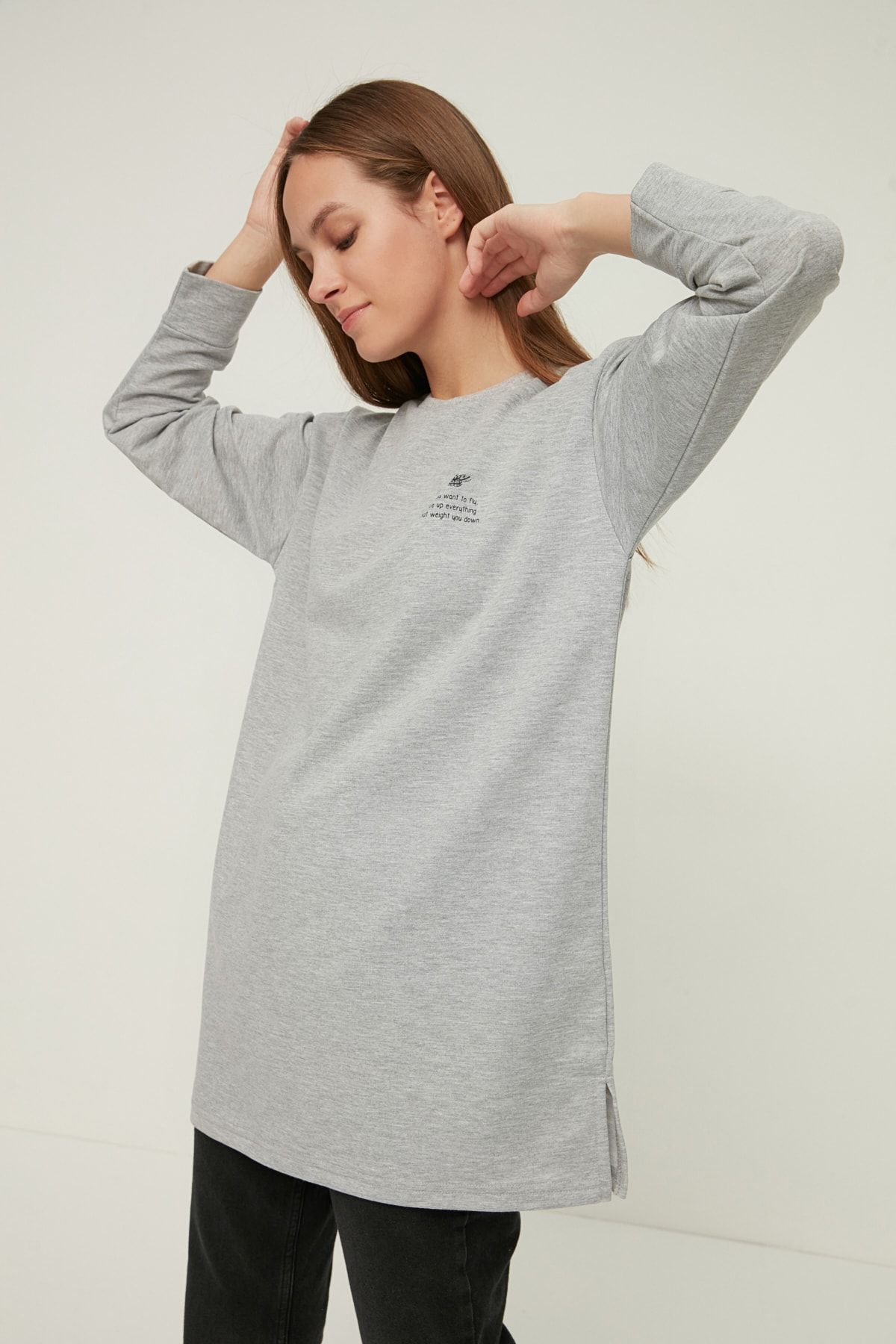 Trendyol Modest Gri Bisiklet Yaka Baskı Detaylı Örme Tunik TCTAW22UK0048