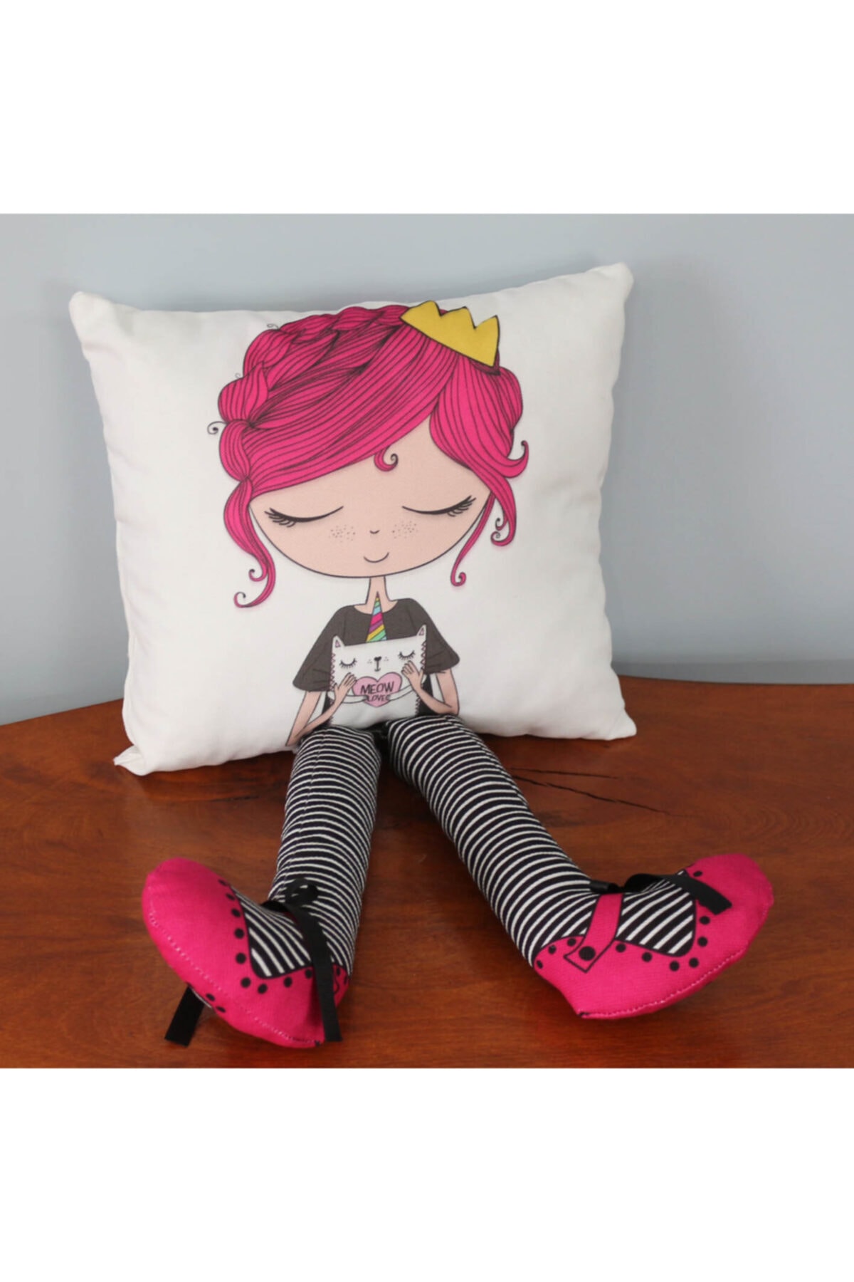 Razz Moda Ayaklı Ve Taçlı Kız Desenli Bebek Çocuk Odası Dekoratif,oyuncak Şekilli Yastık