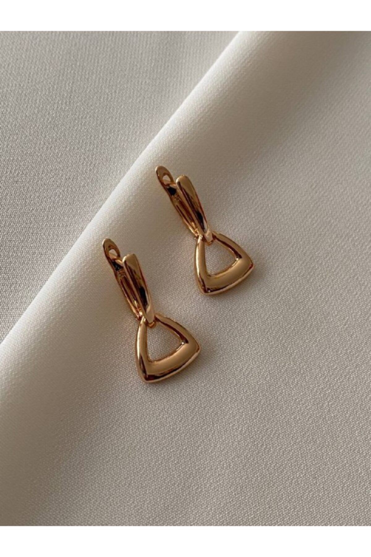 Esmeray Aksesuar Vip Çelik Gold Renk Antialerjik Üçgen Sallantılı Oval Halka Küpe Genişlik 1 Cm. Uzunluk 2 Cm.