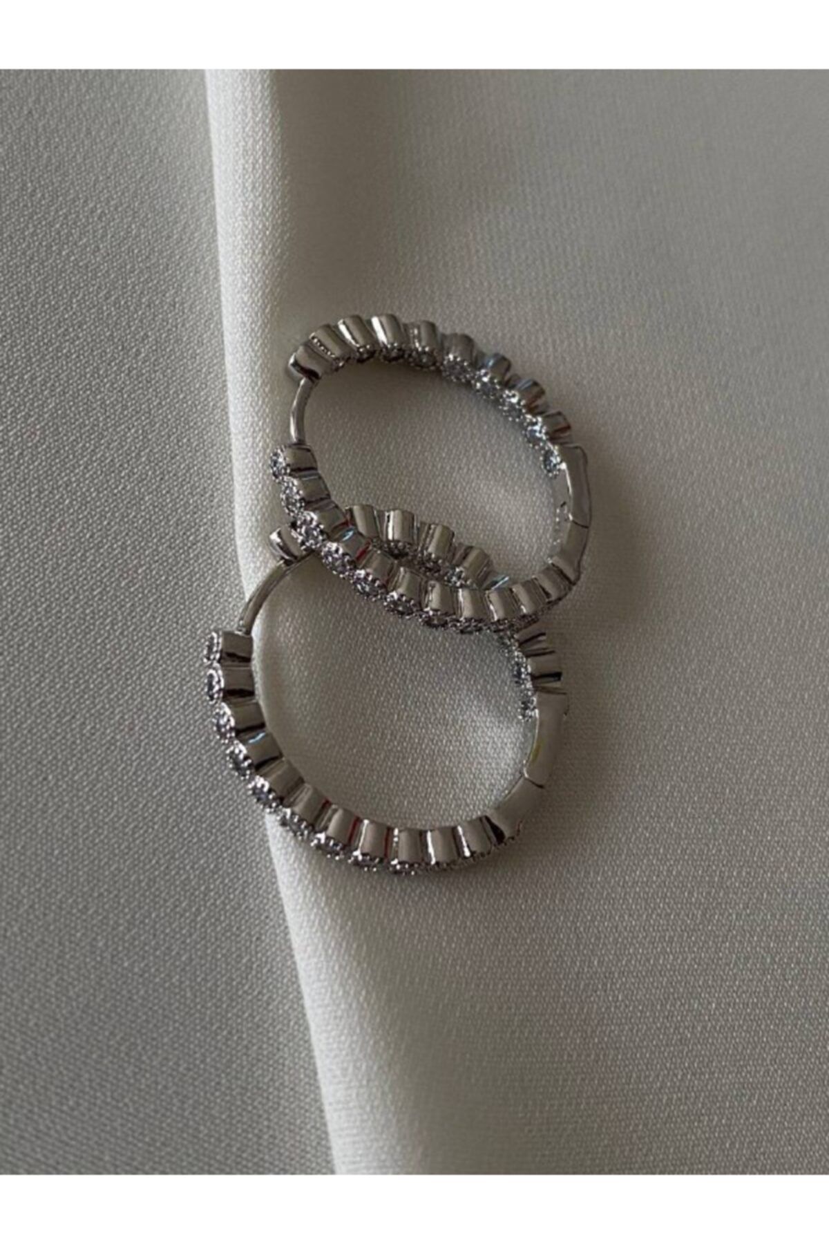 Esmeray Aksesuar Vip Çelik Gümüş Renk Zirkon Taş Antialerjik Halka Küpe Genişlik 2,5 Cm.