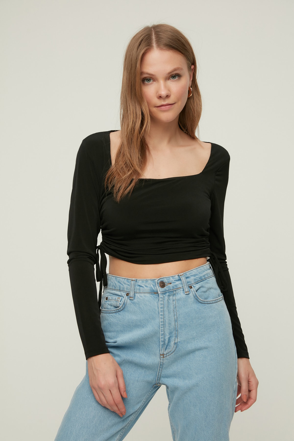 TRENDYOLMİLLA Siyah Kare Yaka Büzgülü Örme Bluz TWOAW22BZ0263