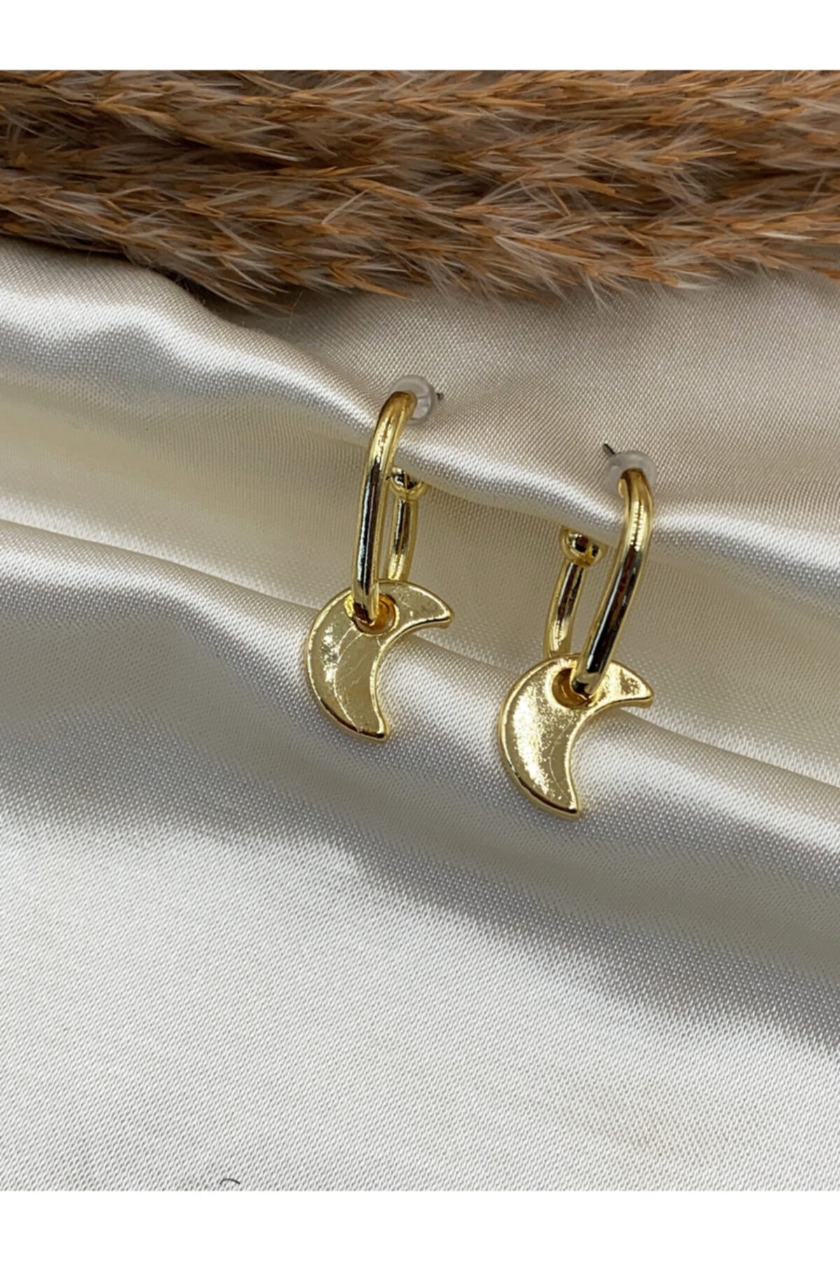 Eylülün Takısı Kadın Altın Renk Sallantılı Ay Model Halka Küpe