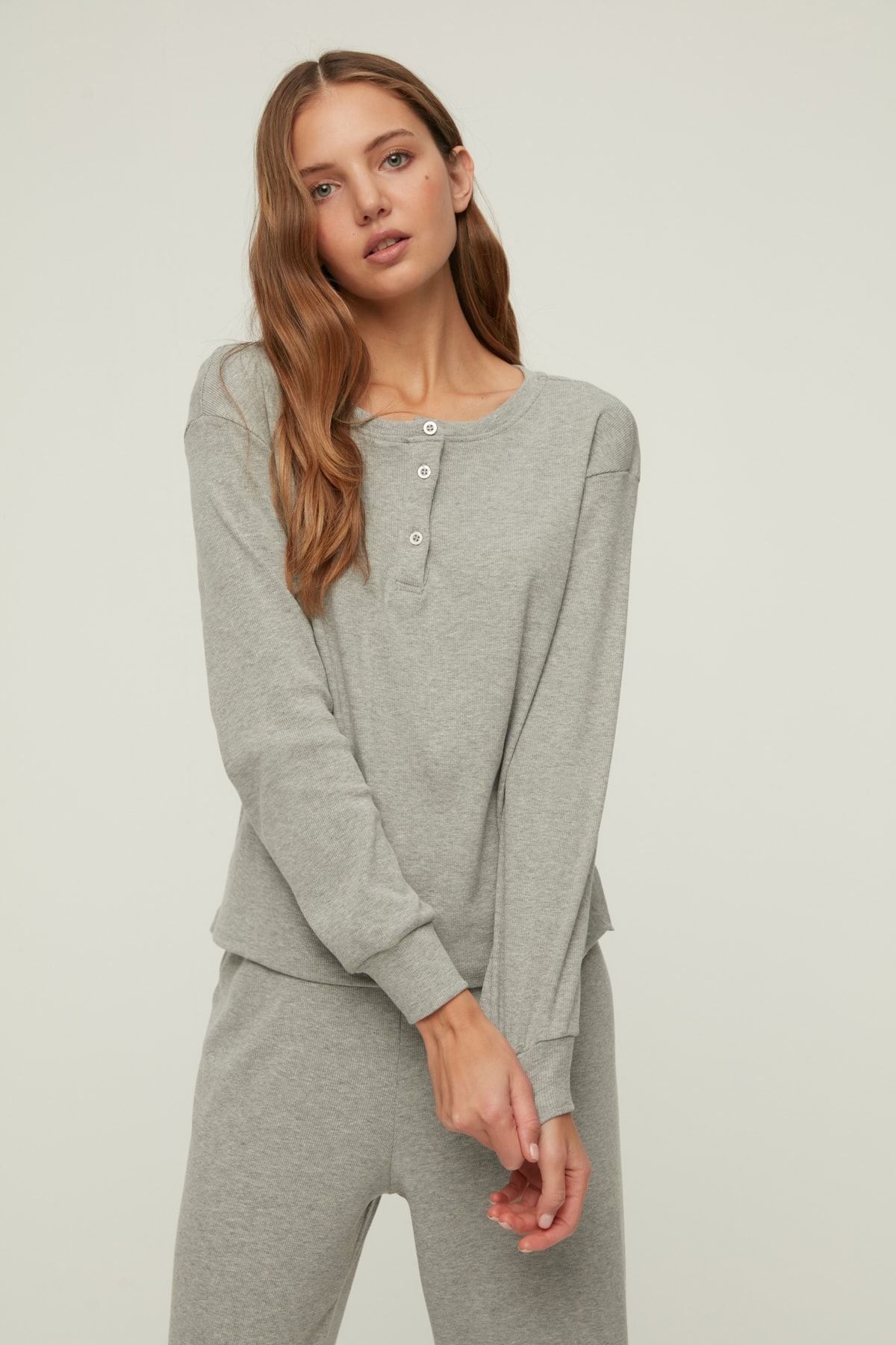 TRENDYOLMİLLA Gri Düğme Detaylı Örme Pijama Takımı THMAW22PT0668