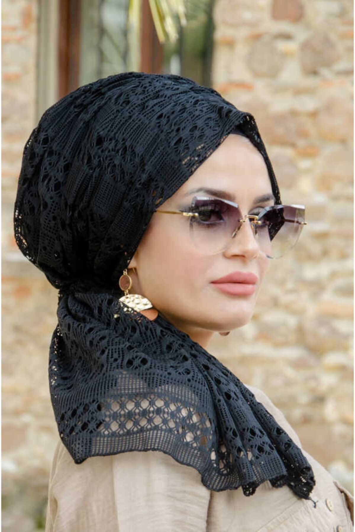 Aişe tesettür Siyah Dantelli Tokalı Bone
