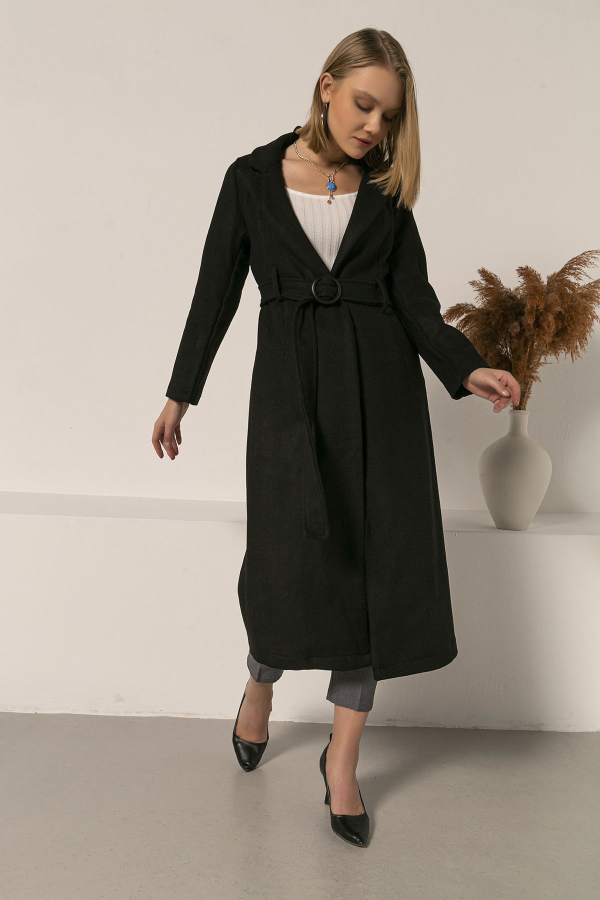 Kadın Modası Kadın Siyah Yakalı Cepli Kemerli Kaşe Kap