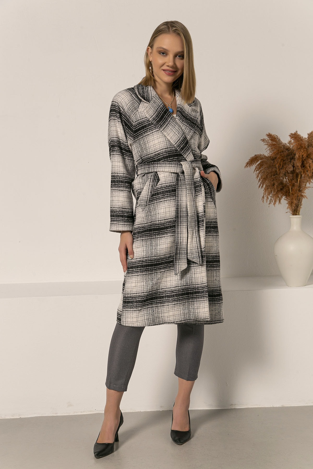 Kadın Modası Kadın Gri Yakalı Cepli Kuşaklı Kazayağı Desen Kaşe Kap