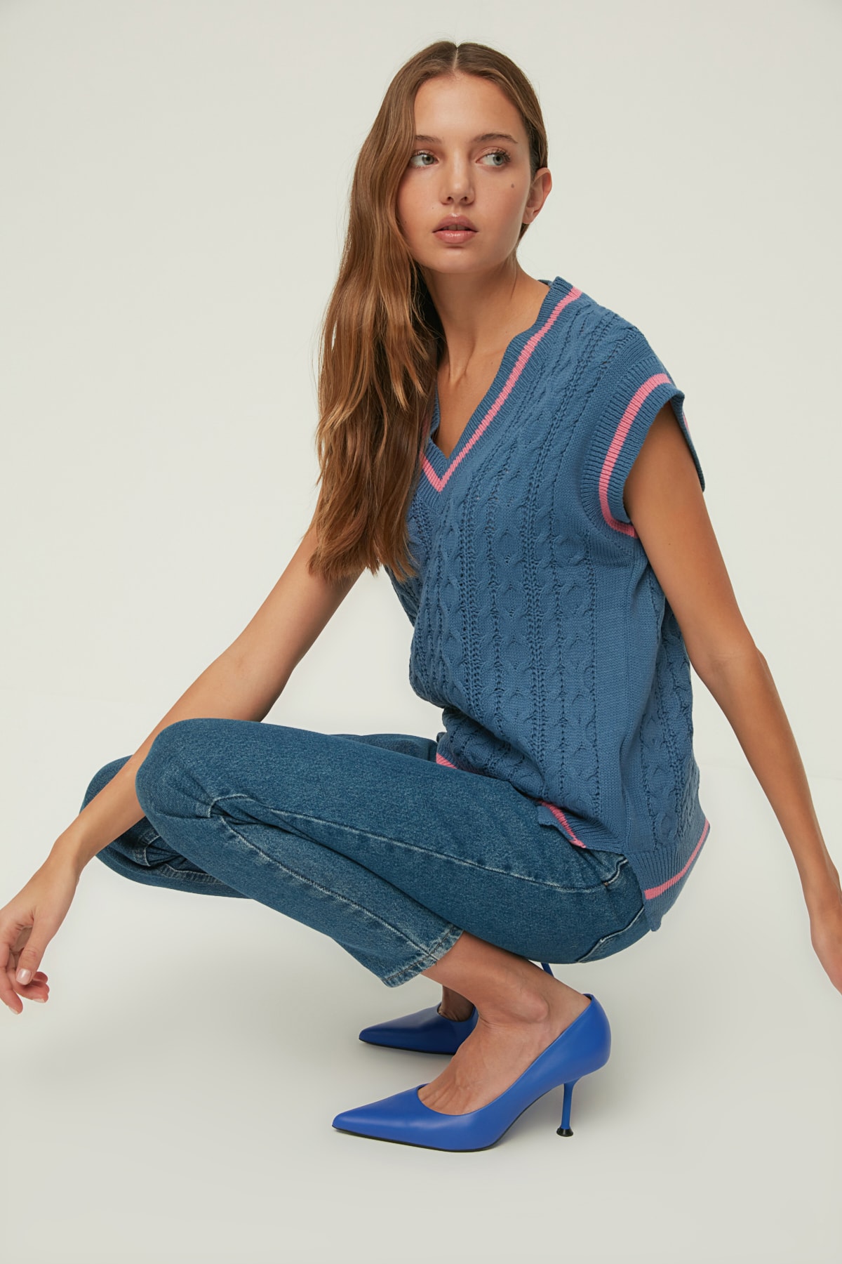 TRENDYOLMİLLA Indigo V Yaka Triko Süveter TWOAW22SV0072