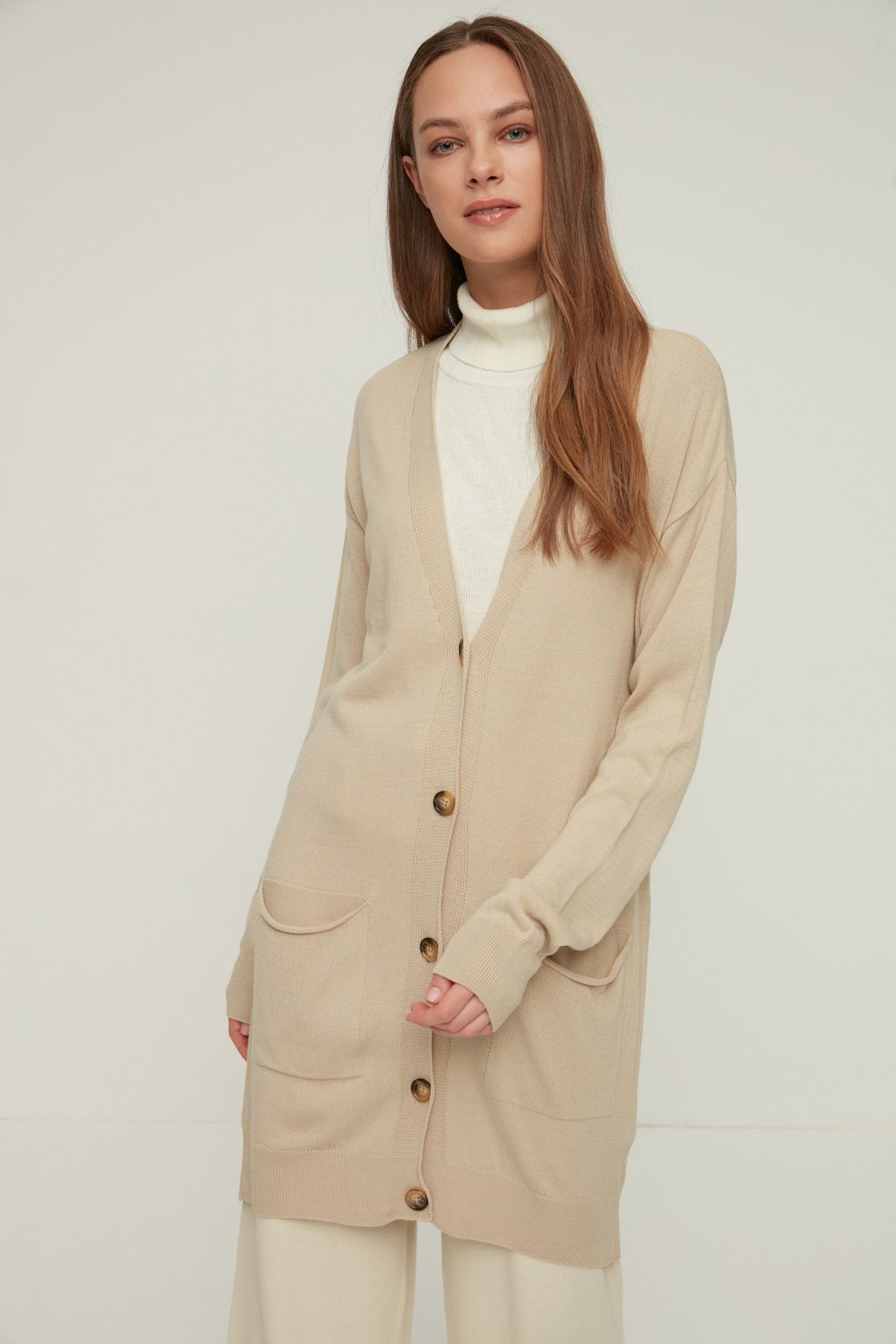 Trendyol Modest Bej V Yaka Düğme ve Cep Detaylı Triko Hırka TCTAW22TH0048
