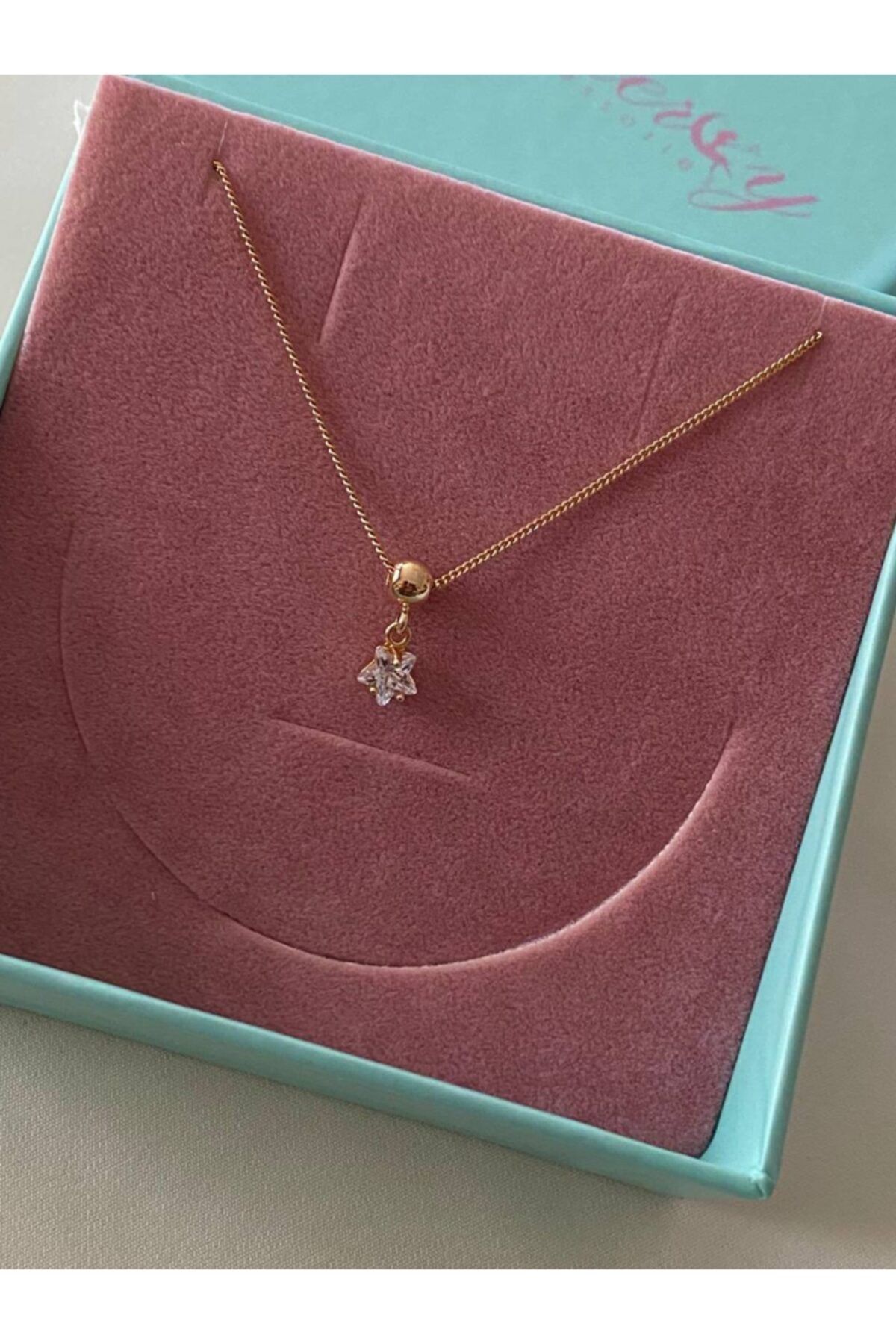 Esmeray Aksesuar Vip Çelik Gold Renk Zirkon Baget Taş Yıldız Figürlü Antialerjik Kolye Uzunluk 42 Cm.