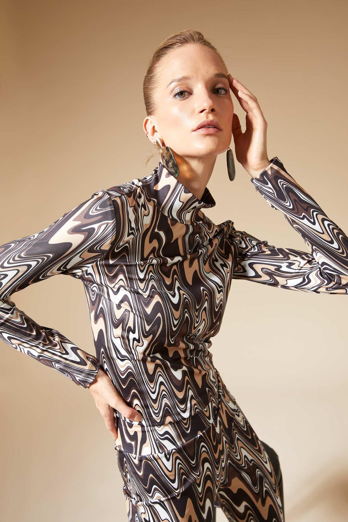 DeFacto Kadın Siyah Geometrik Baskılı Yarım Balıkçı Yaka Slim Fit Uzun Kollu Tişört W1968AZ21AU