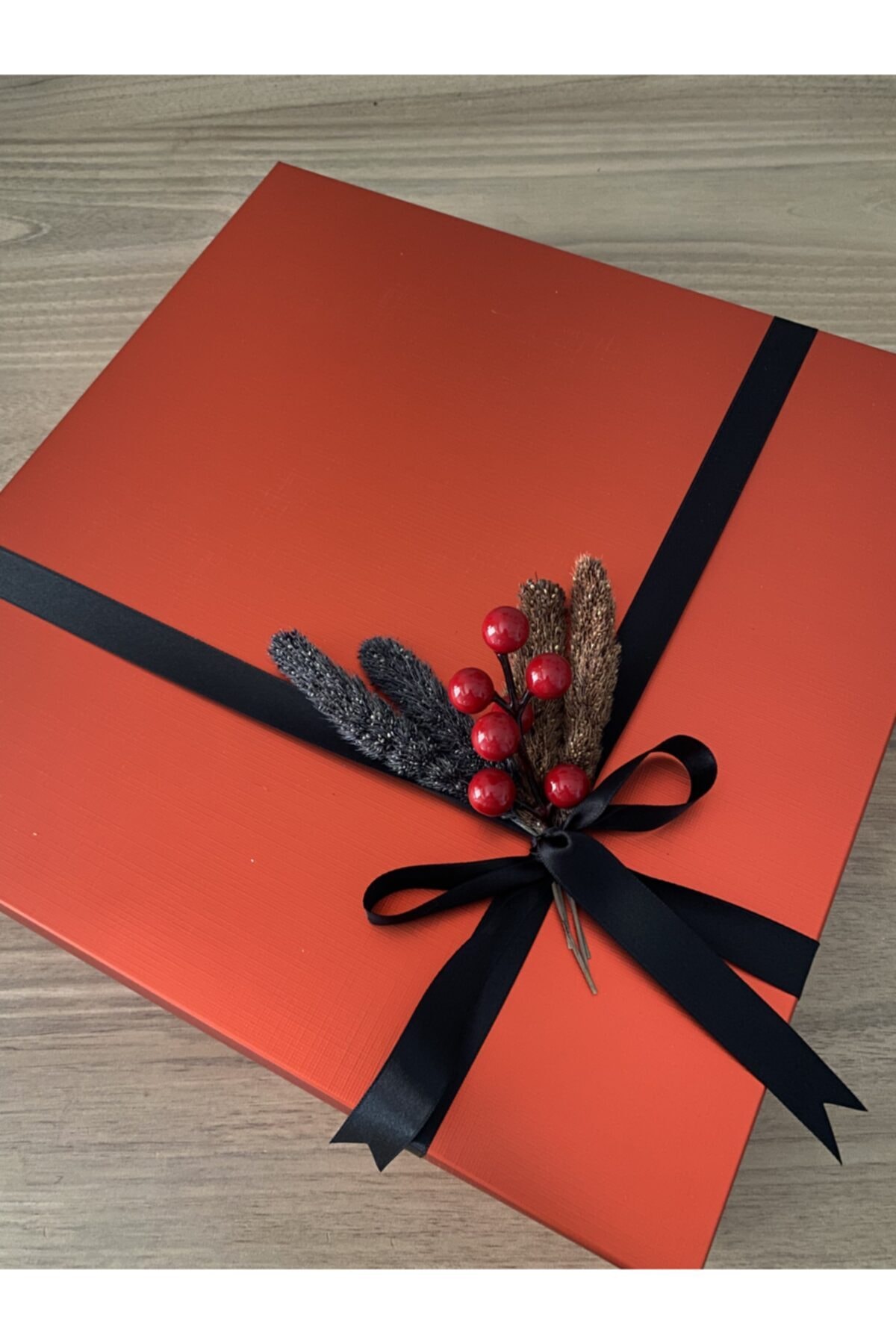 Kürkçü Dükkanı Plak Kutusu Ve Tablo Kırmızı Hediye Kutusu Yılbaşı 35x35x7 Cm