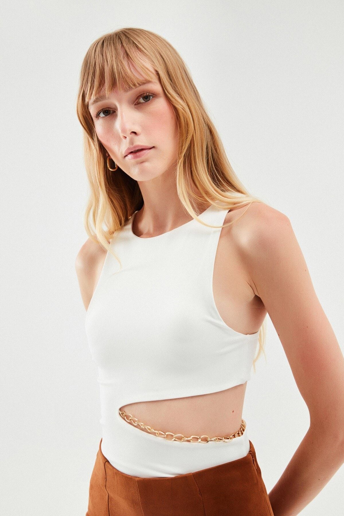 Quzu Zincirli Cut Out Bodysuit Beyaz
