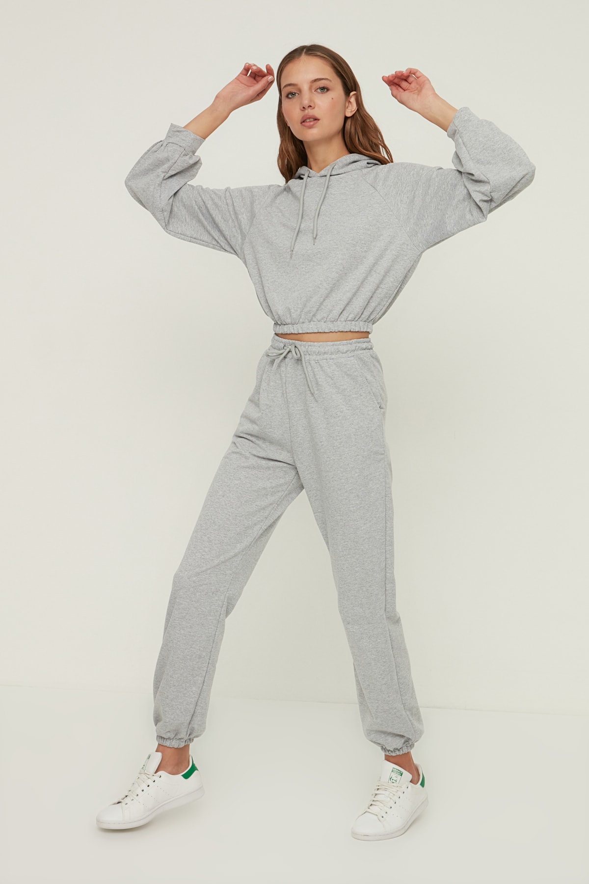 TRENDYOLMİLLA Gri Örme Eşofman Takımı TWOAW22EM0176