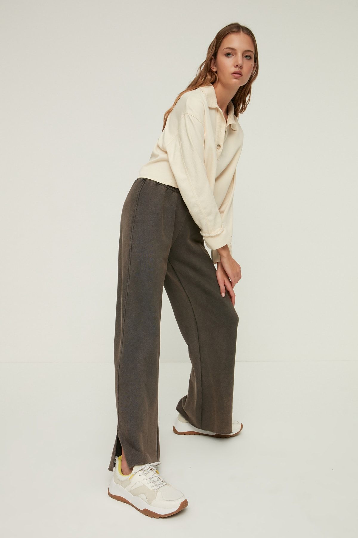 TRENDYOLMİLLA Kahverengi Yıkamalı Wide Leg İnce Örme Eşofman Altı TWOAW22EA0426