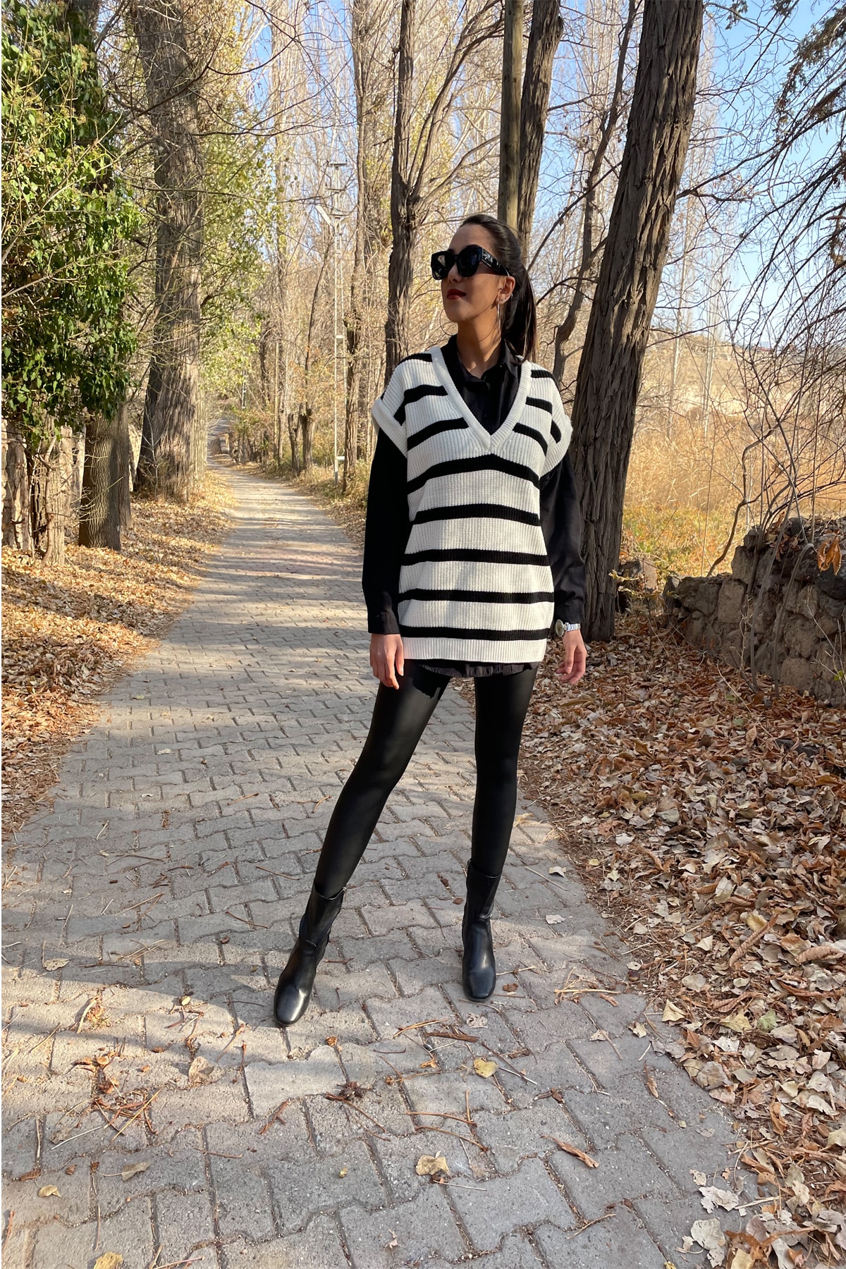 GÜZ BUTİK V Yaka Beyaz Siyah Çizgili Süveter