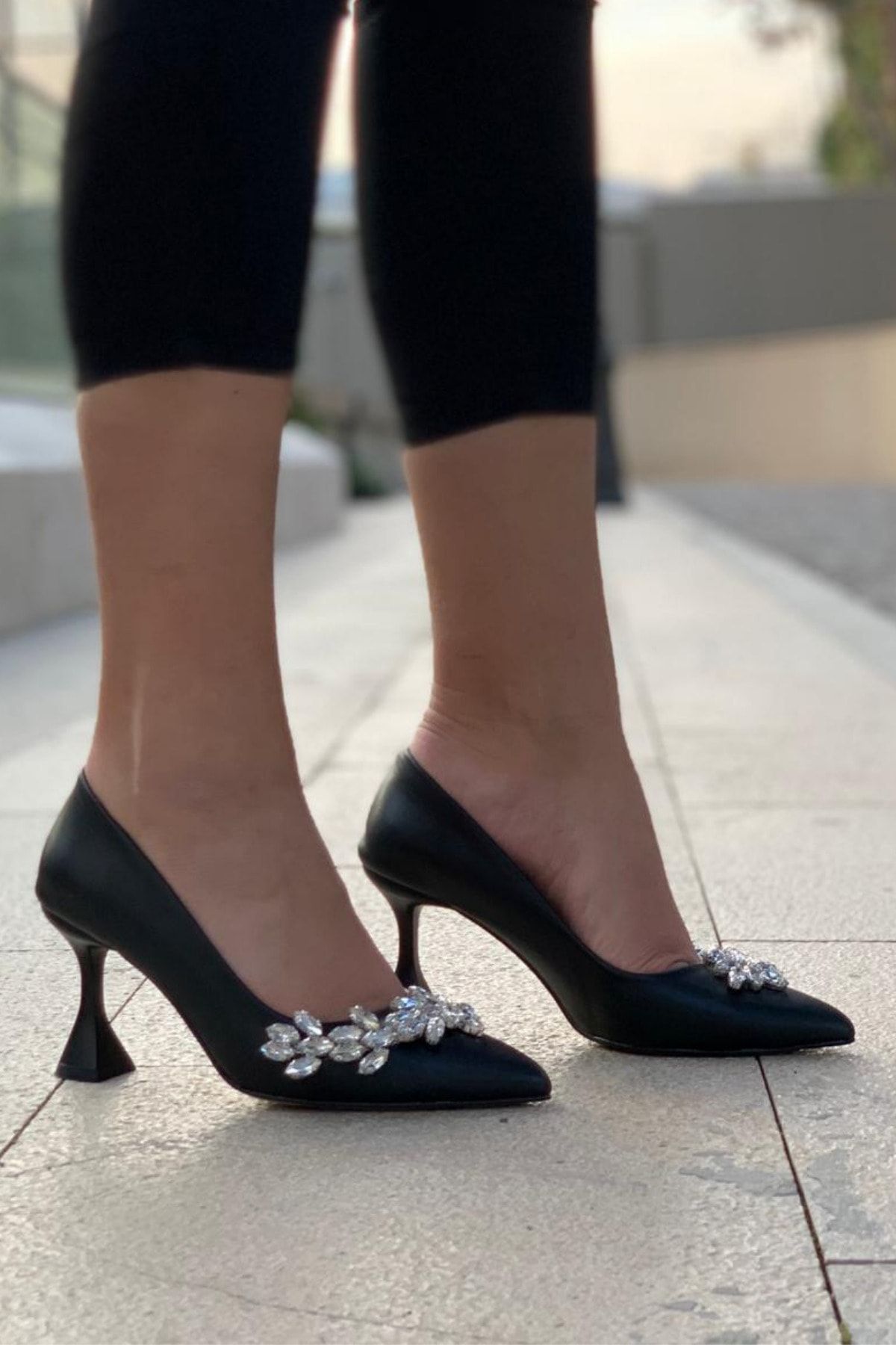 serapshoes Siyah Yaprak Taşlı Topuklu Ayakkabı