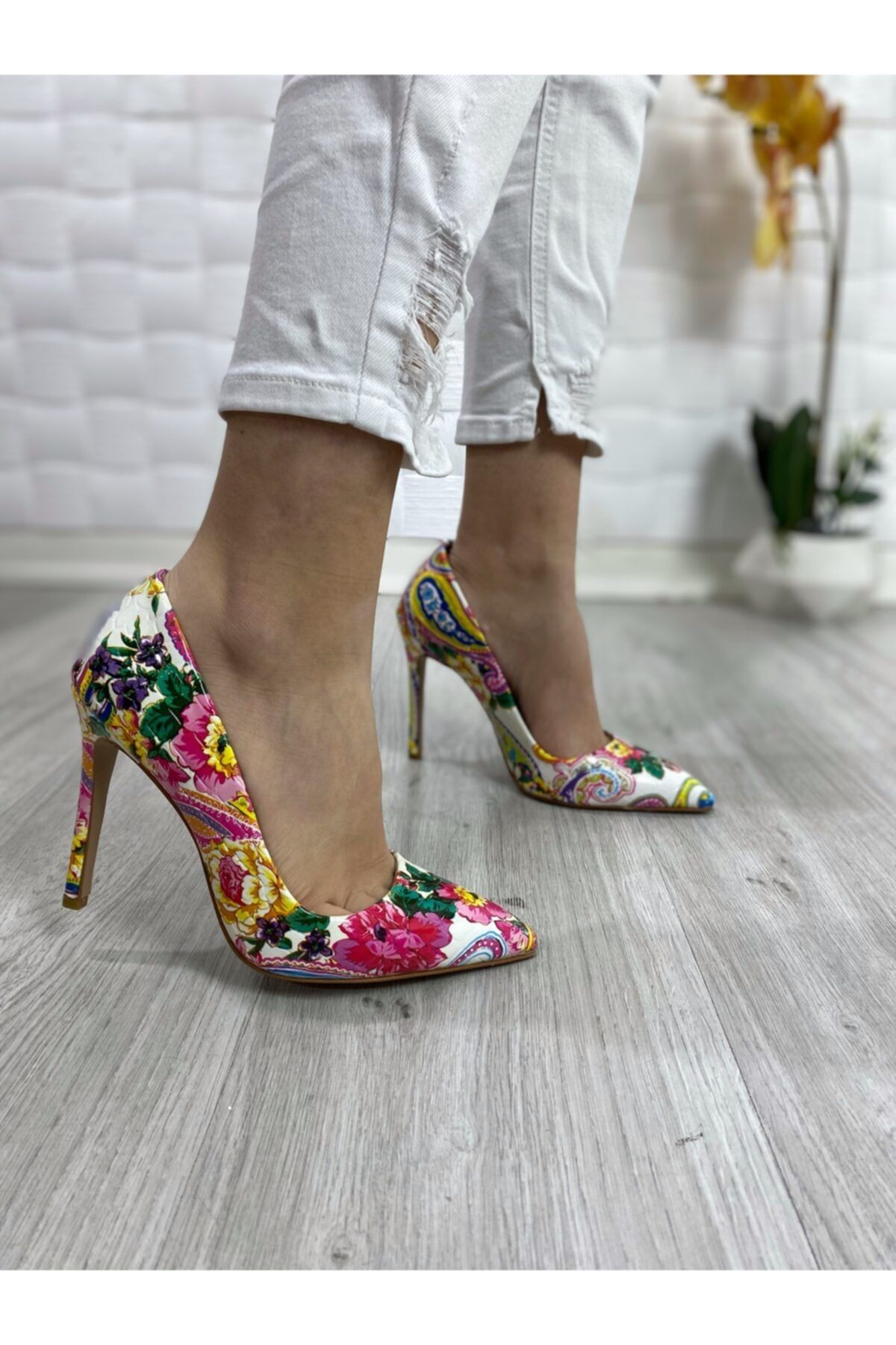 FUNB Deri Beyaz Çiçekli Kadın Stiletto