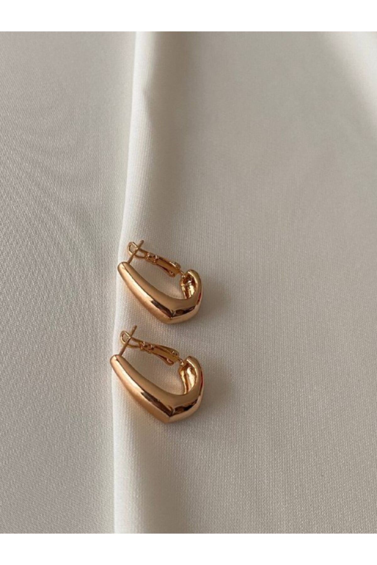 Esmeray Aksesuar Vip Çelik Gold Renk Antialerjik Bombeli Yaylı Oval Halka Küpe Genişlik 1,5 Cm. Uzunluk 2 Cm.