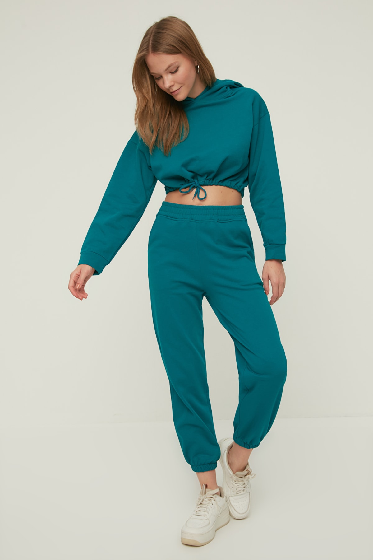 TRENDYOLMİLLA Yeşil Crop Kapüşonlu ve Basic Jogger Şardonlu Örme Eşofman Takımı TWOAW22EM0184