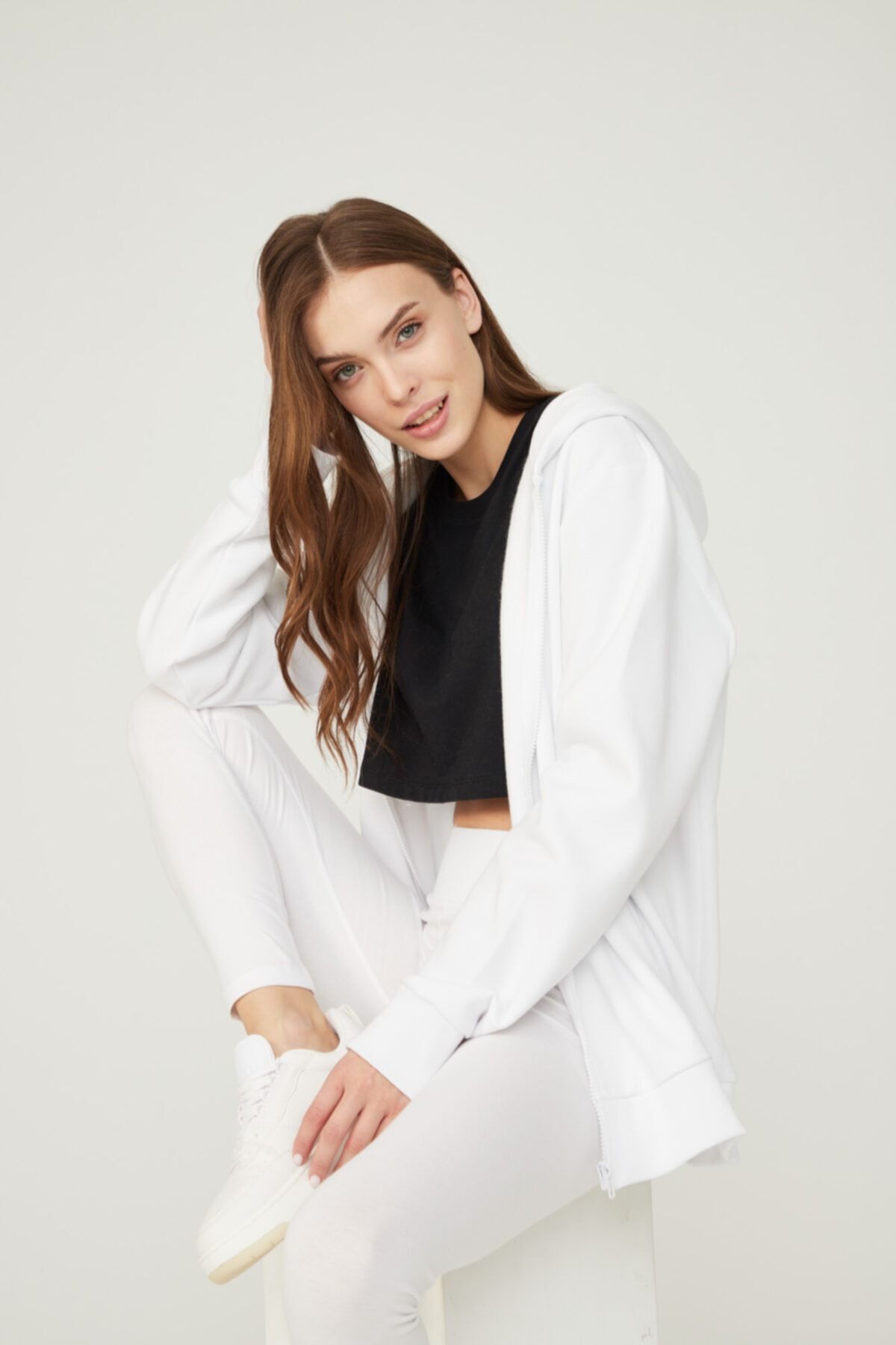 BO Basics Kadın Beyaz Oversize Fermuarlı Kapüşonlu Üst