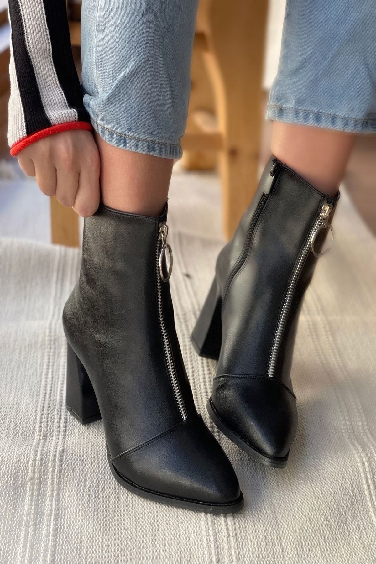 Stepsup Store Siyah Deri Fermuarlı Kadın Bot
